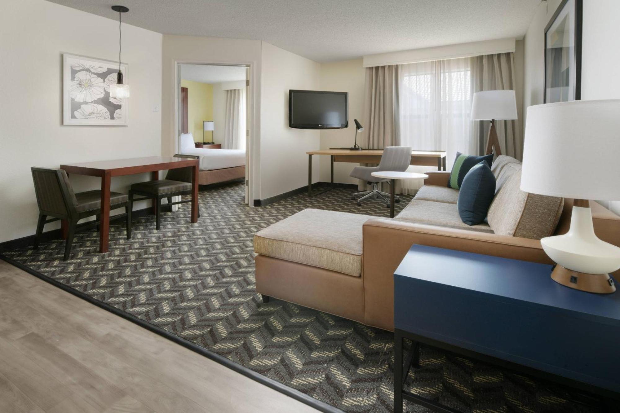 Suite mit 1 Schlafzimmer mit Queensize-Bett und Schlafsofa.