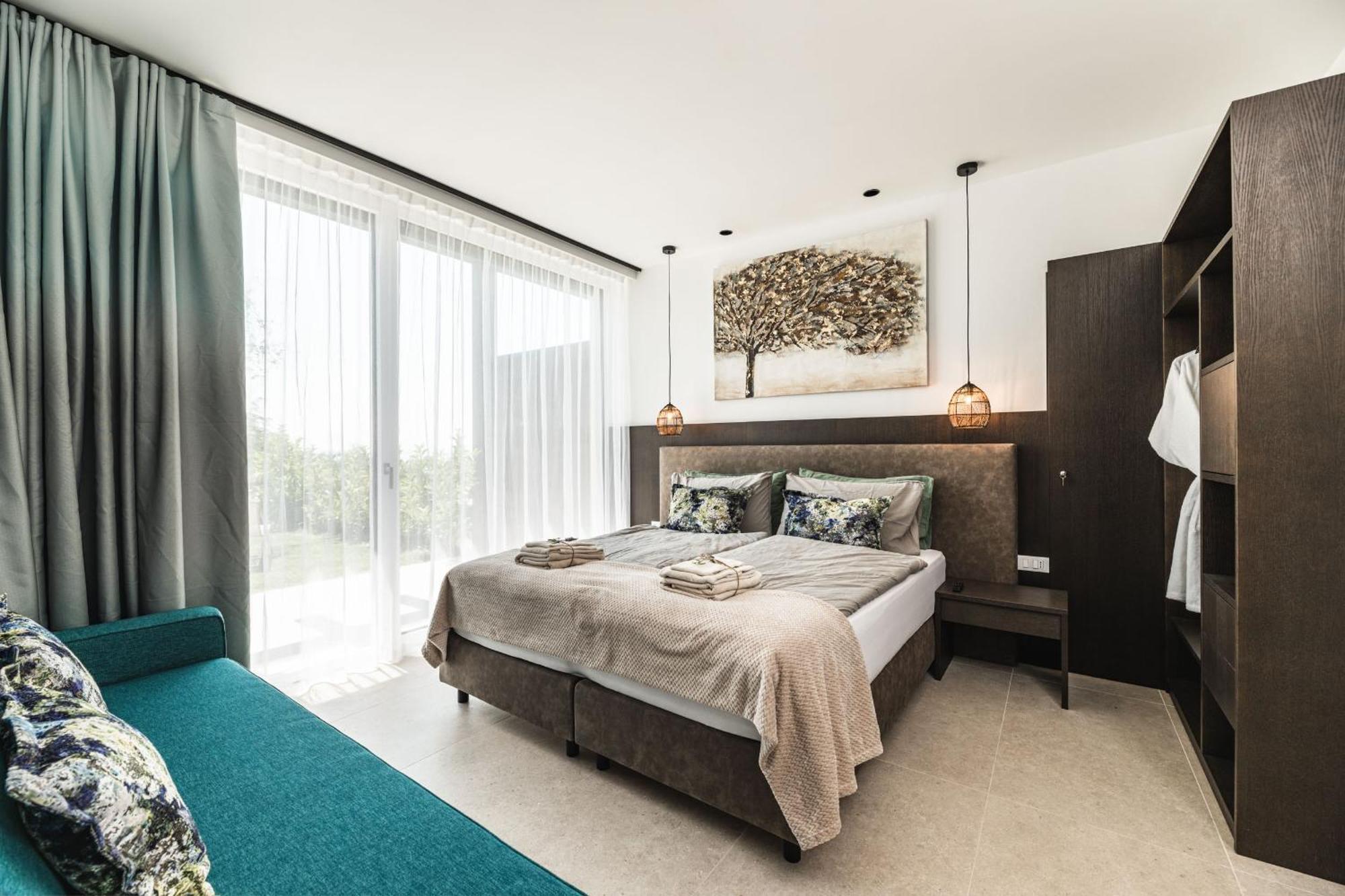 Suite with Lake View,1546764388:JPEG