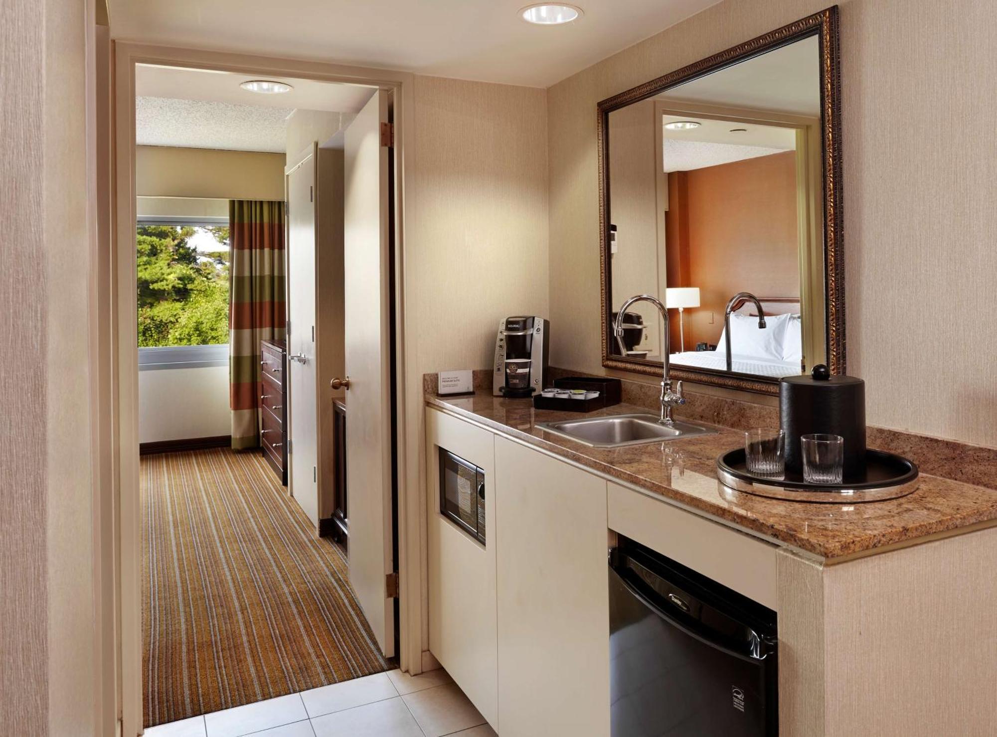 Premium King Suite - Non-Smoking