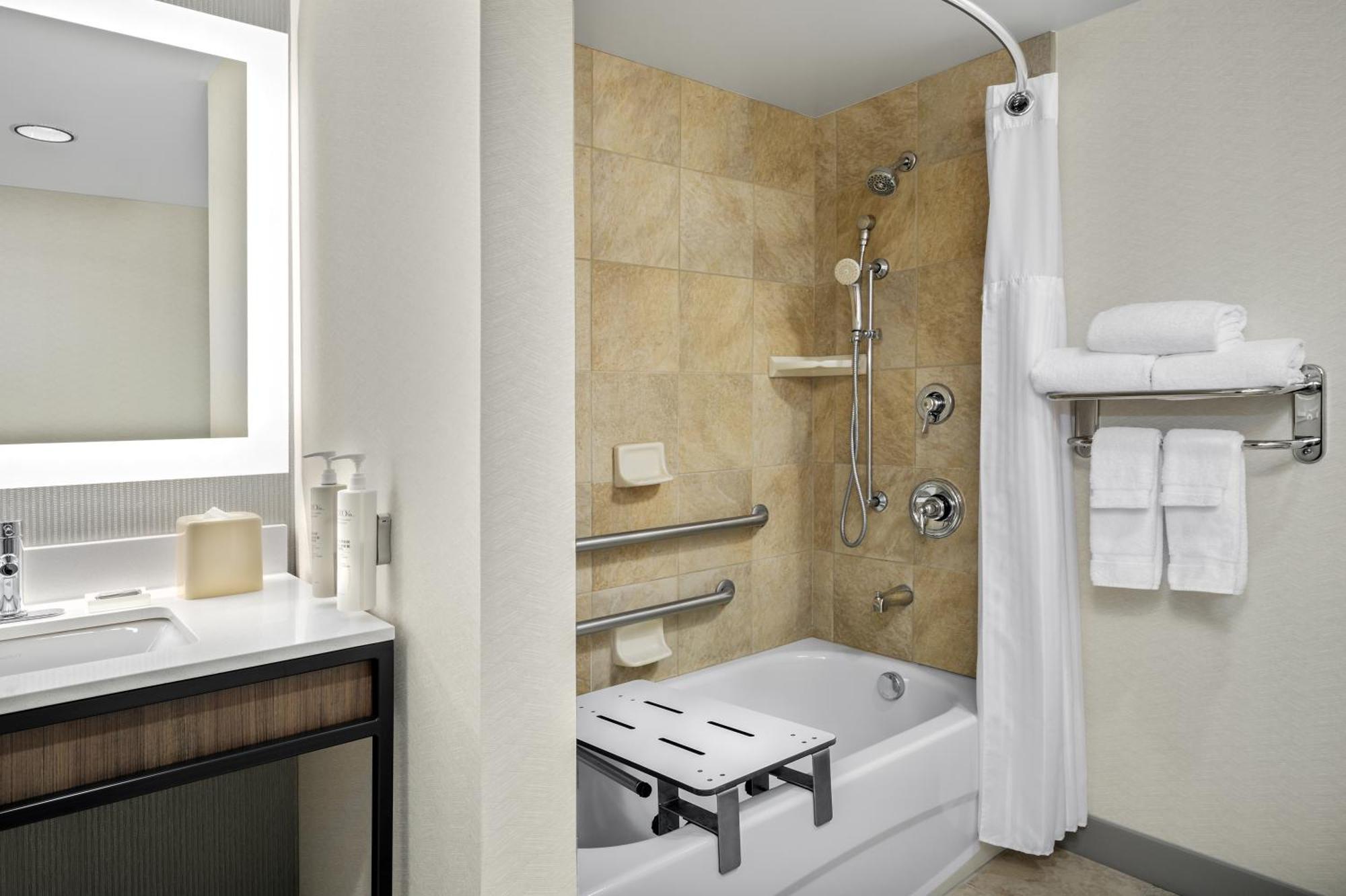 King Room Accessible Tub Mobility Access,1547882725:JPEG