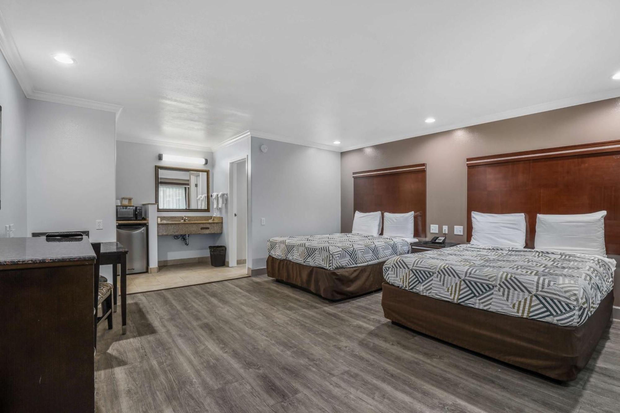 Deluxe Quadruple Room - Non-Smoking