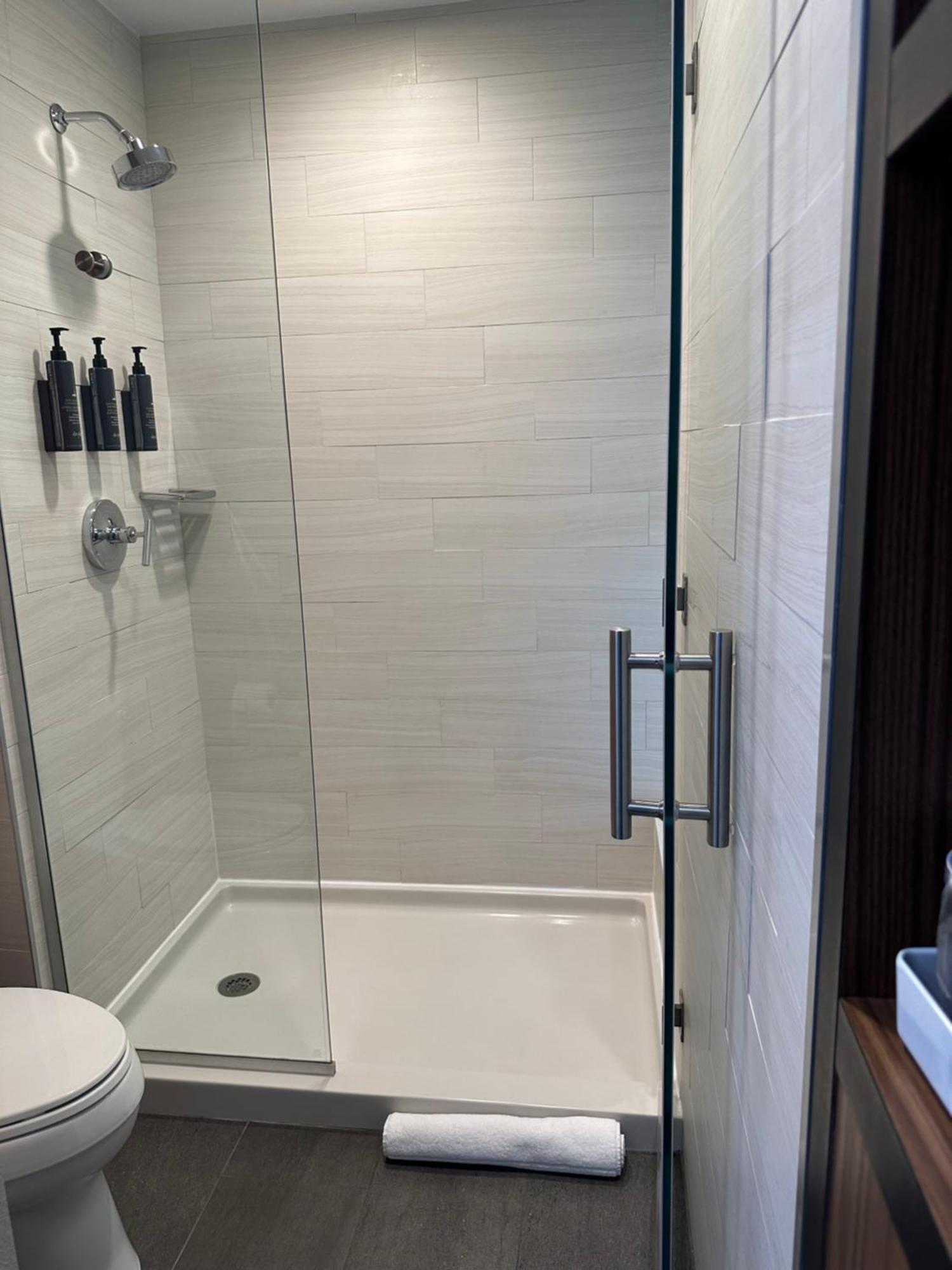 Queen Suite Tub Mobility Hearing Accessible,1631580682:JPEG