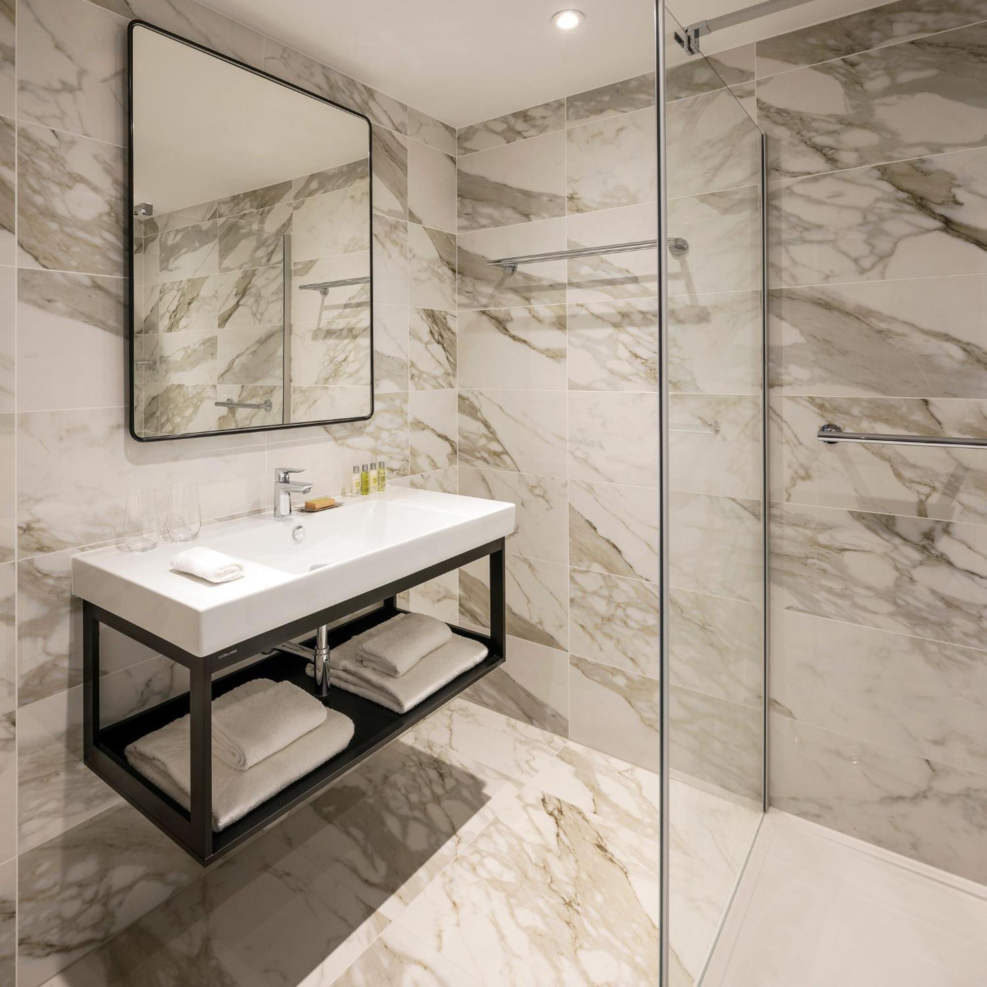 Queen Room,1756498561:JPEG