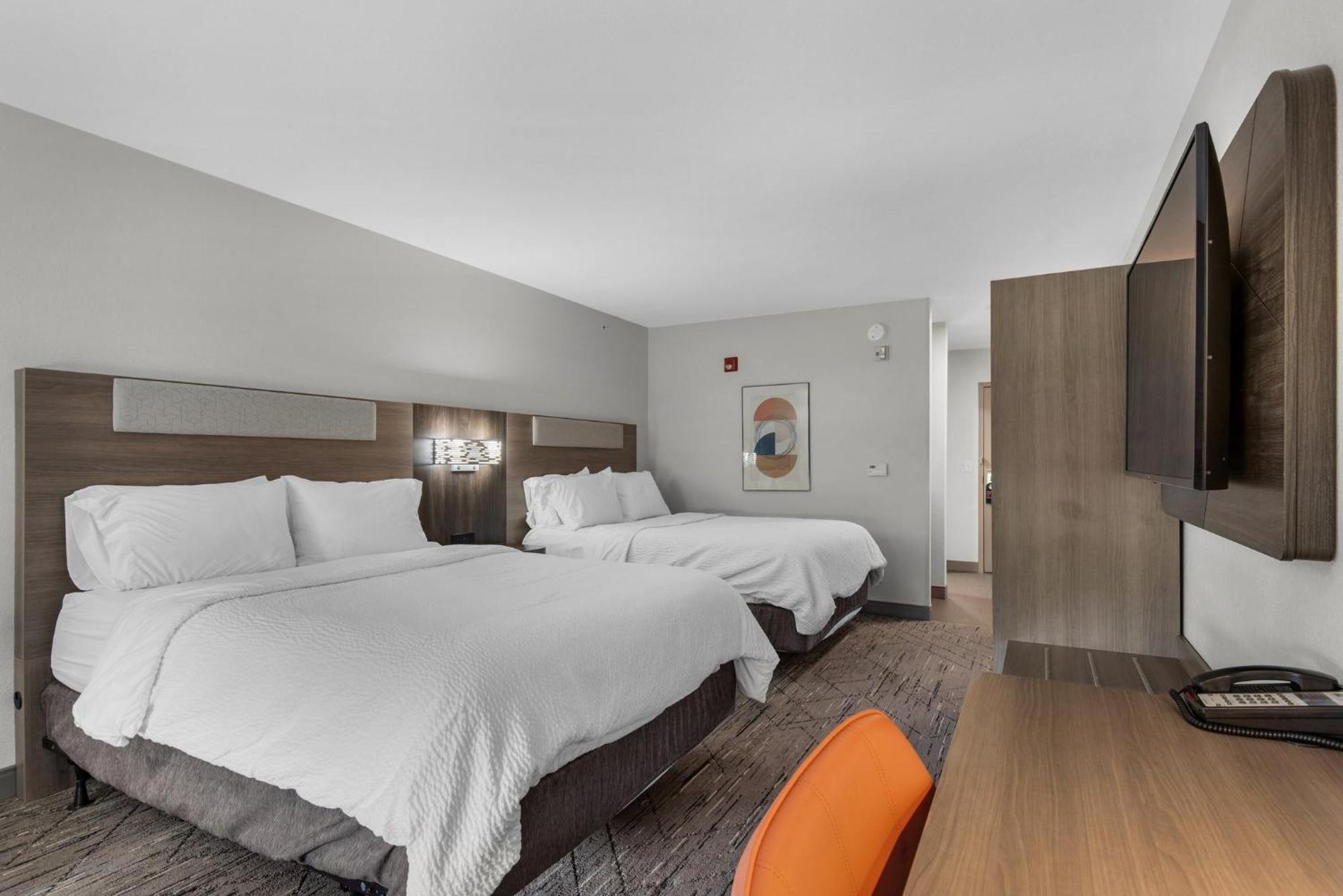 Standard Queen Room with Two Queen Beds and Mobility Accessible Tub,1548892180:JPEG