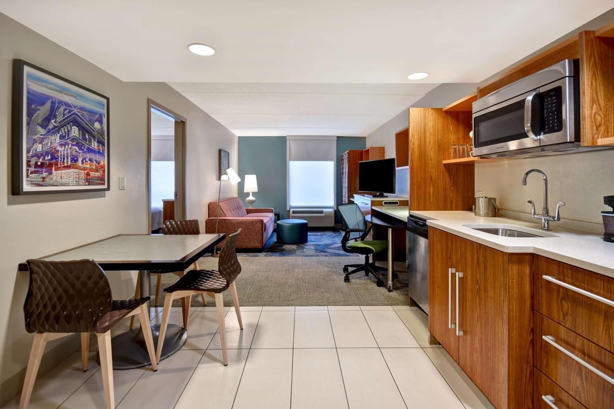 One-Bedroom Queen Suite Two Queen Beds Non-Smoking