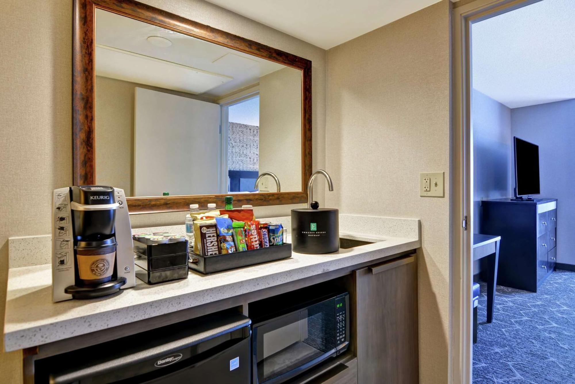Premium King Suite w/ Sofa Sleeper, 1 Bedroom