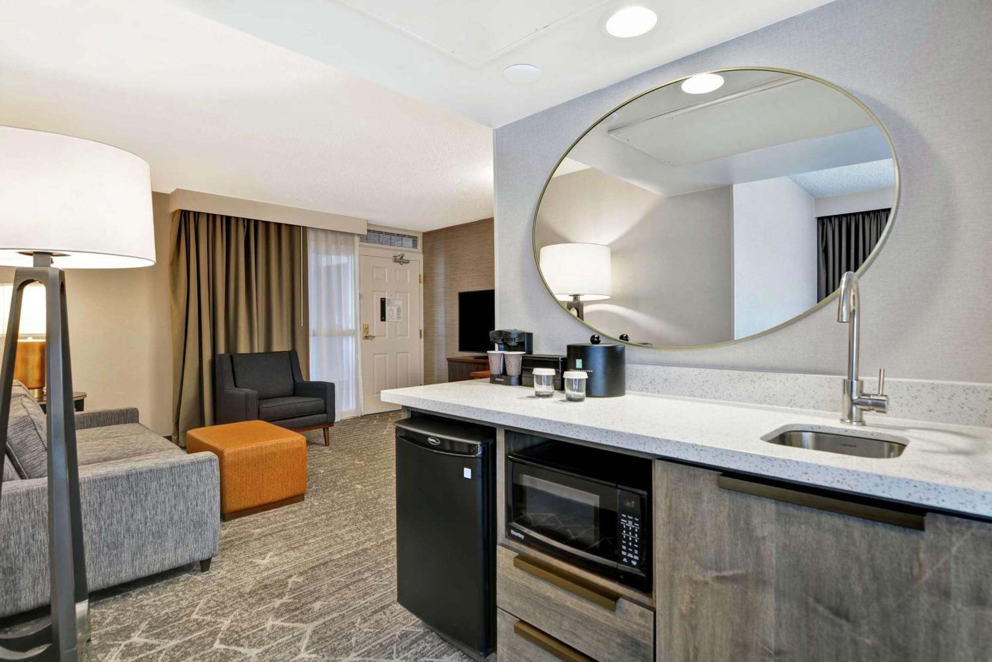 Executive Corner King Suite w/ Sofa Sleeper, 1 Bedroom