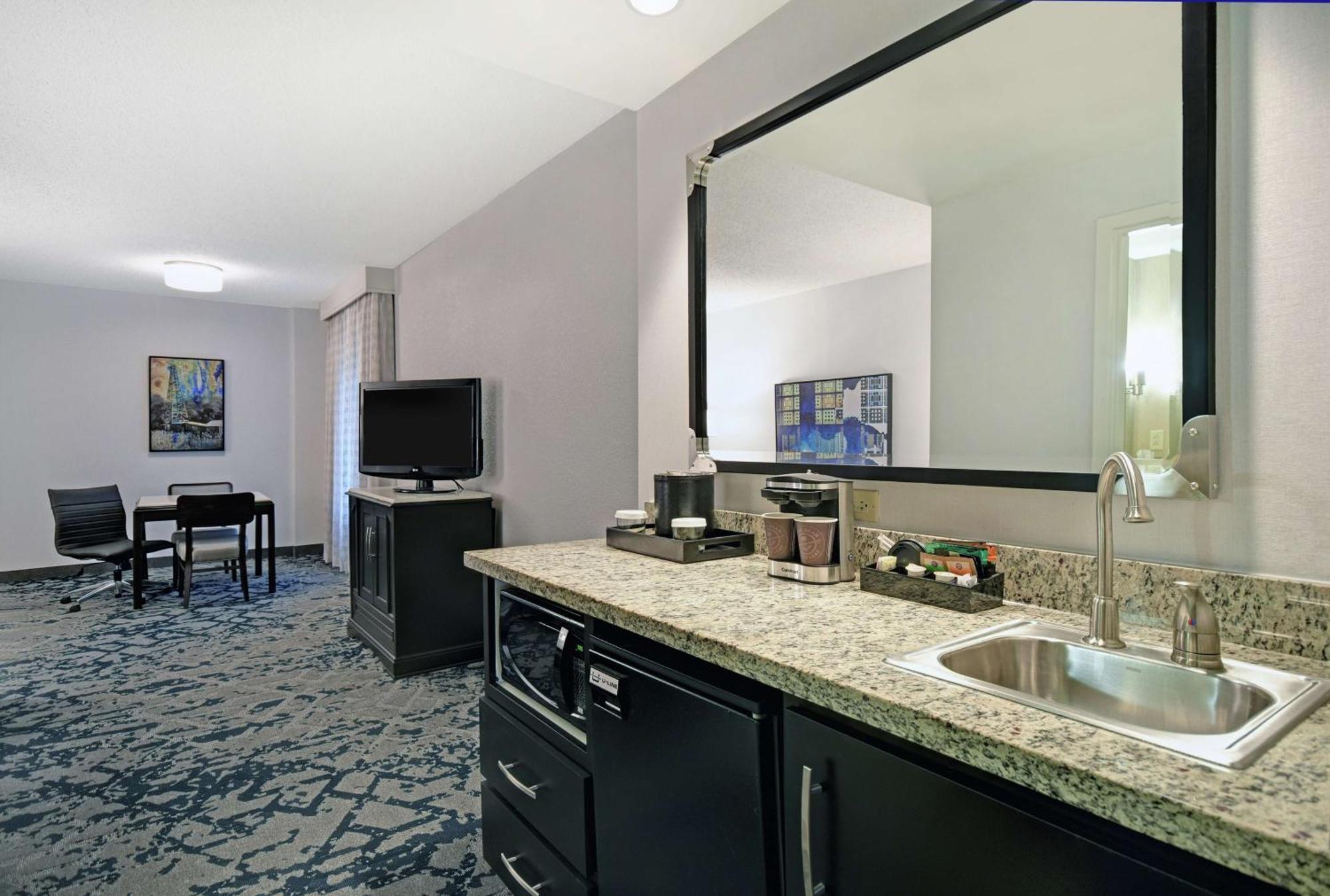King Corner Suite with City View - Non-Smoking,1548861952:JPEG