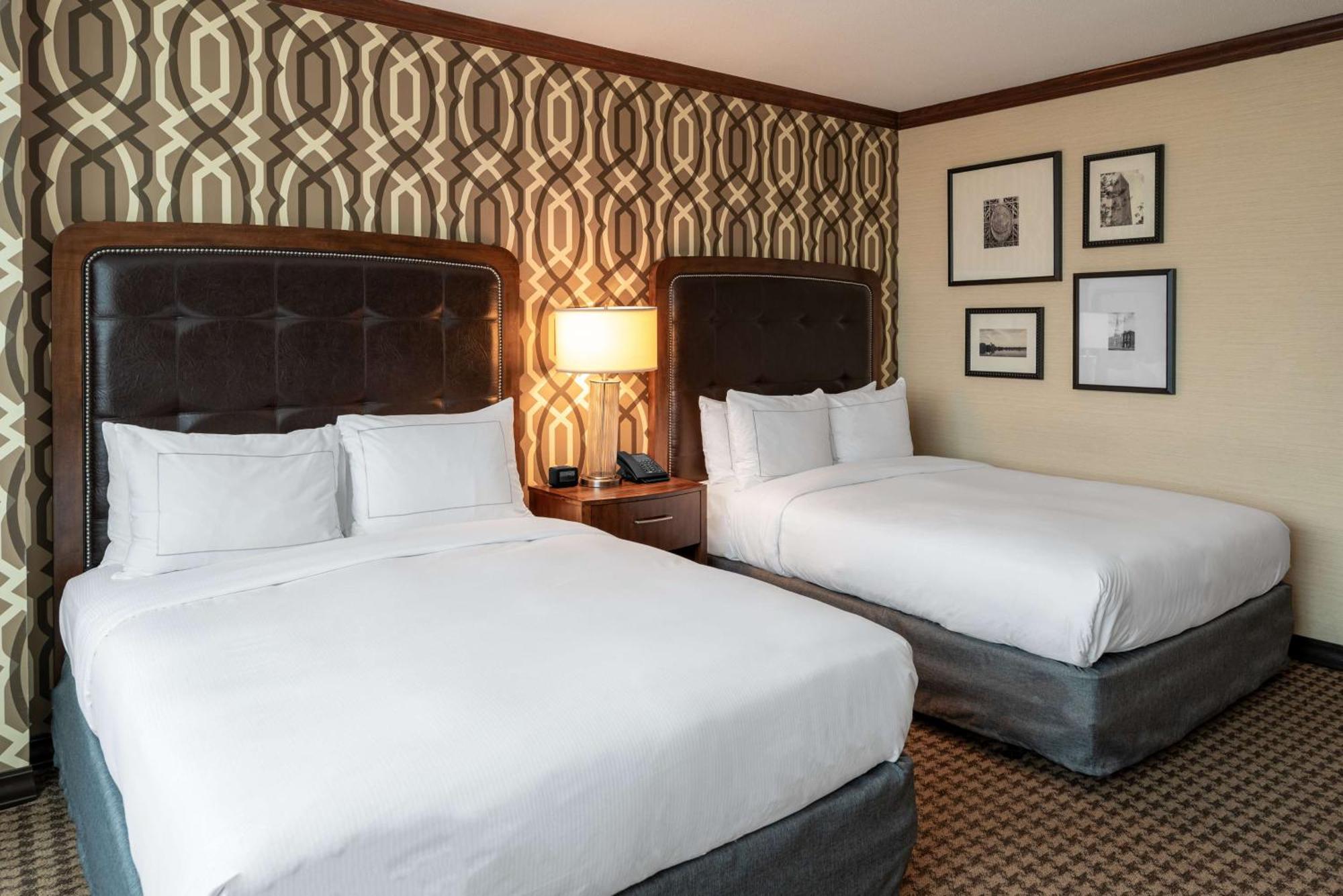 Queen Room with Two Queen Beds and Bath Tub - Mobility Accessible,1549804906:JPEG