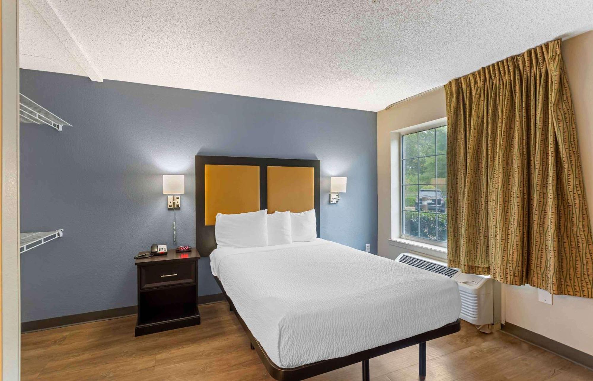 1 Queen Bed | ADA or RI Shower or Nsmk or Kitchen