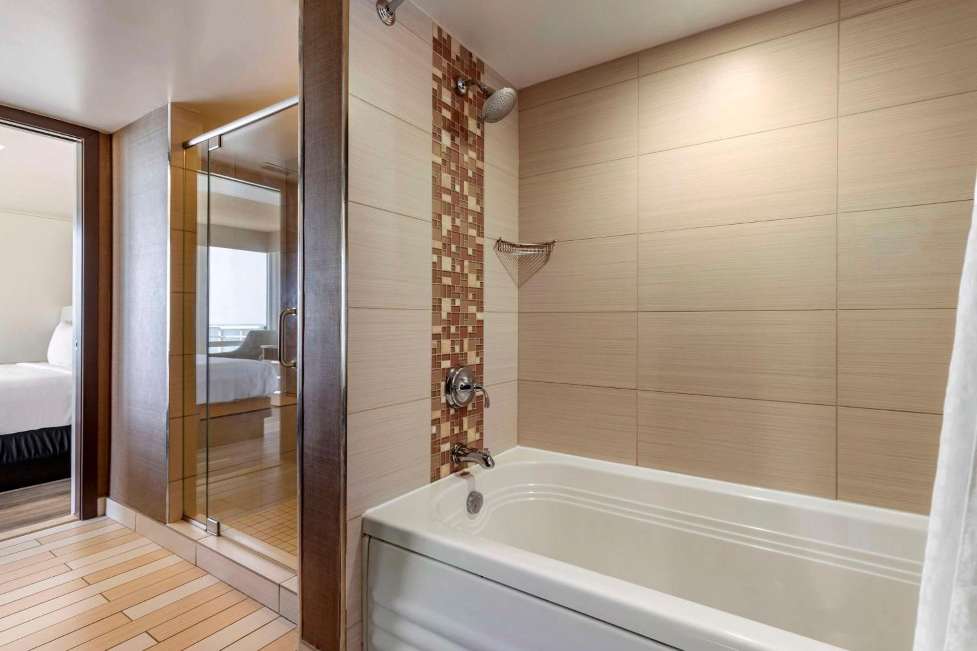 One-Bedroom Queen Suite Plus Ocean Front