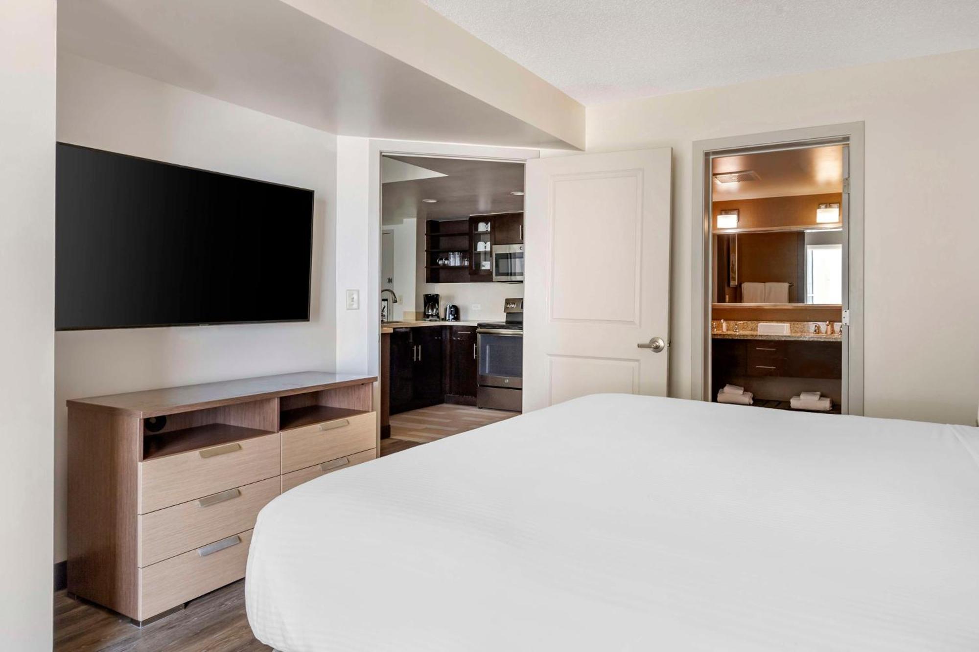 One-Bedroom King Suite Partial Ocean View