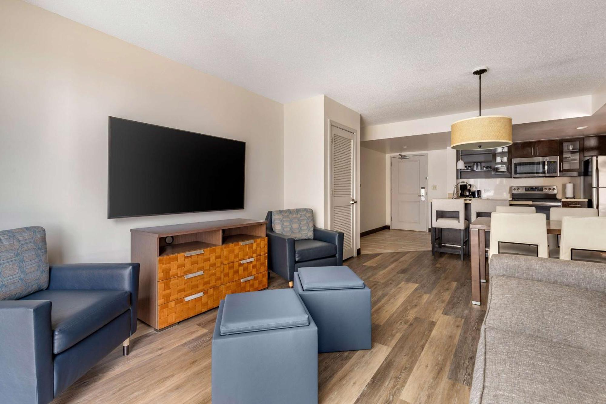 One-Bedroom King Suite Partial Ocean View