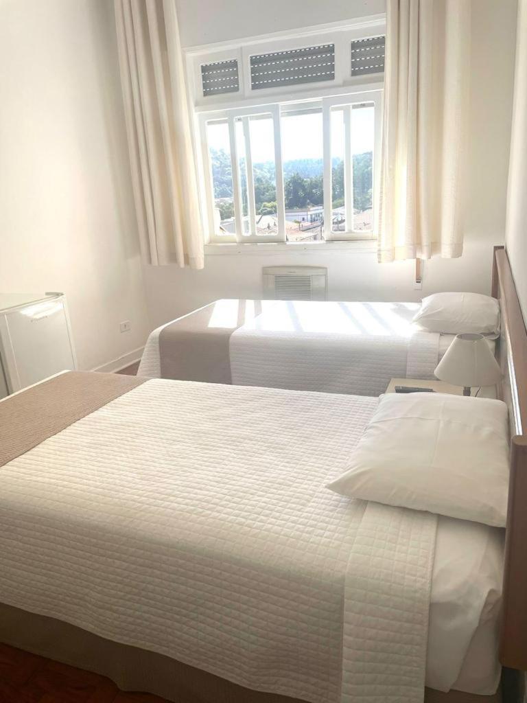 Quarto com 2 Camas de Solteiro