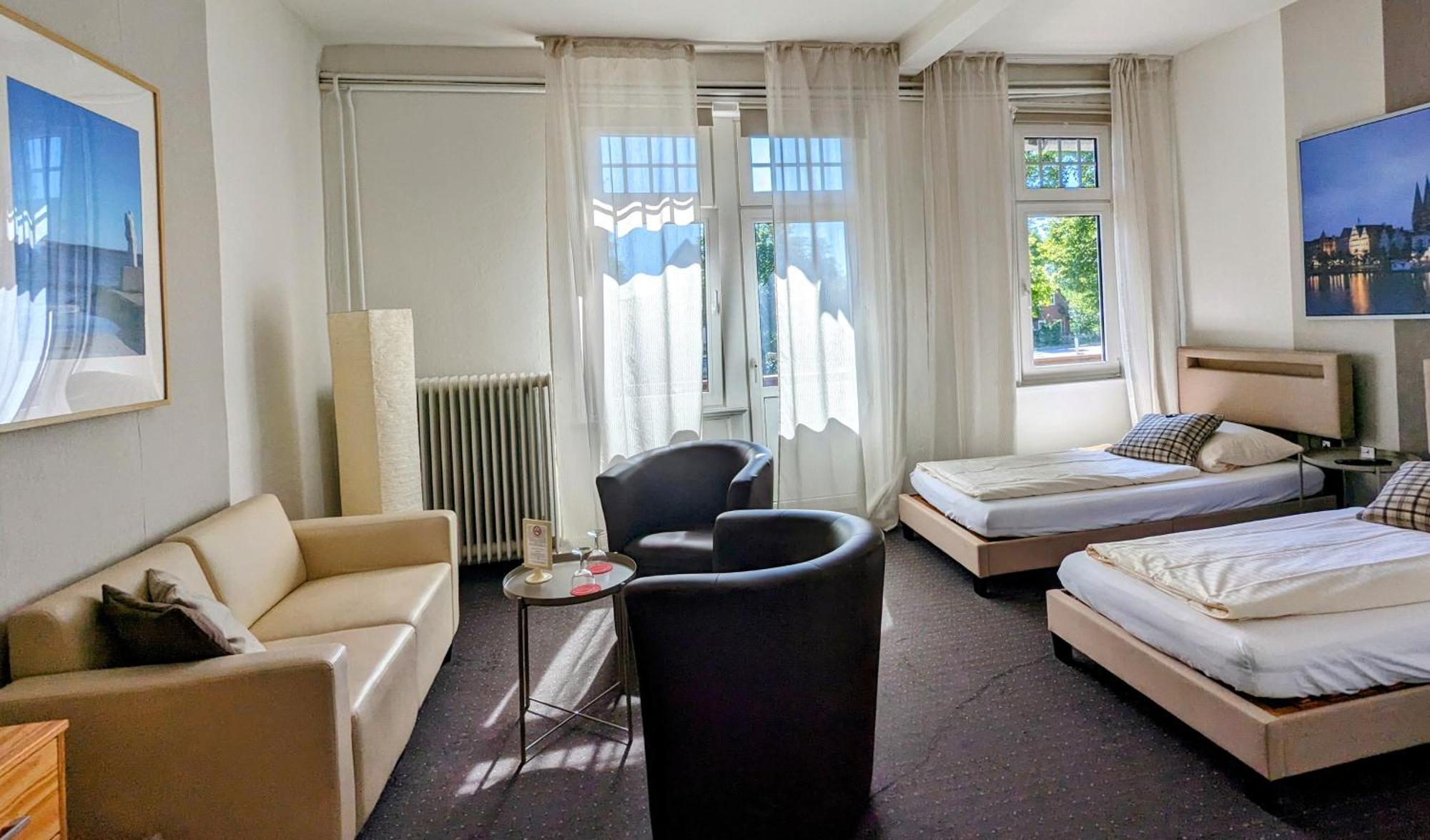 Twin Room,1550818234:JPEG