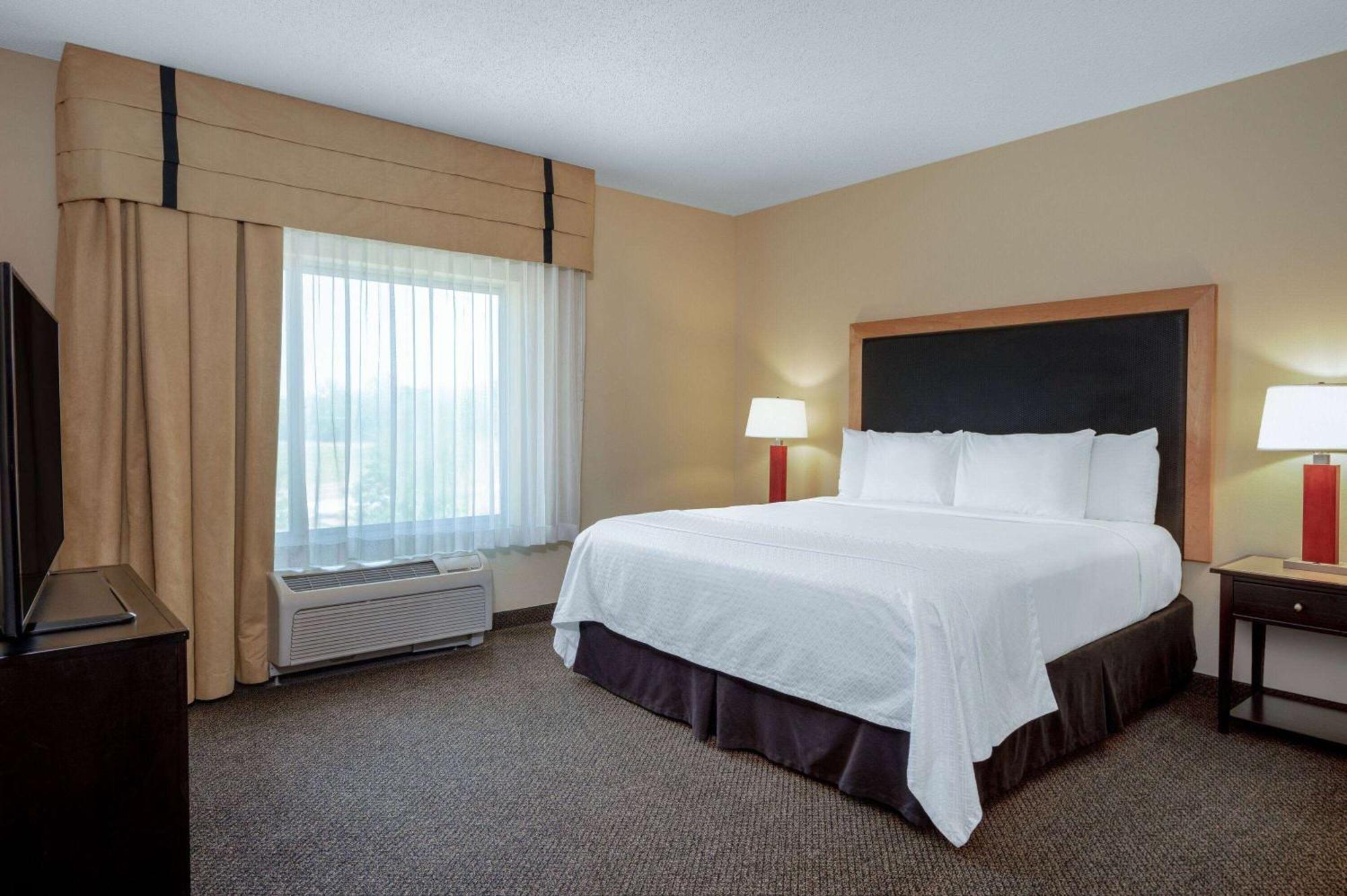 One King Bed One-Bedroom Corner Suite - Non-Smoking