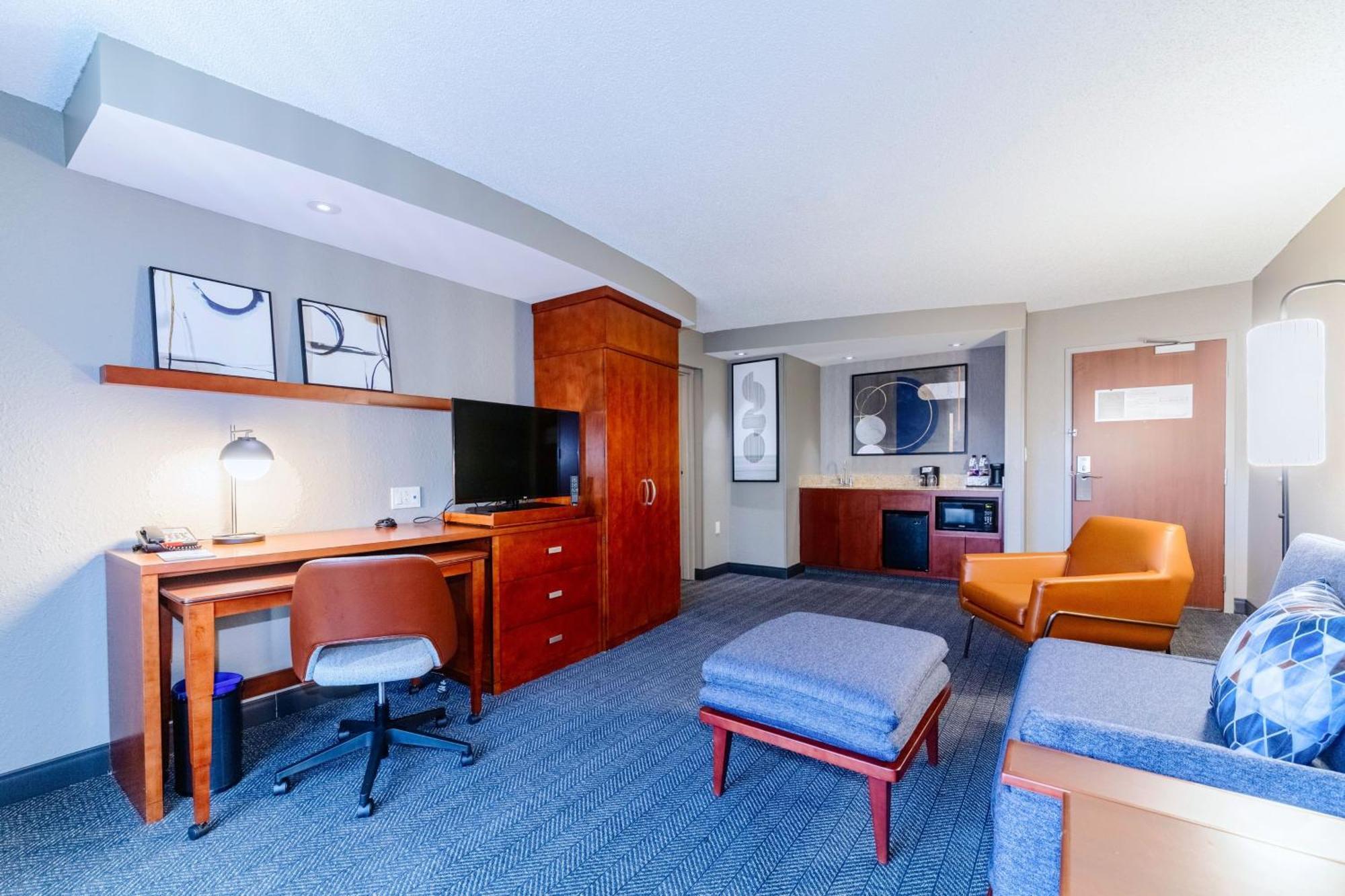One-Bedroom King Suite Sofa Bed,1552785706:JPEG