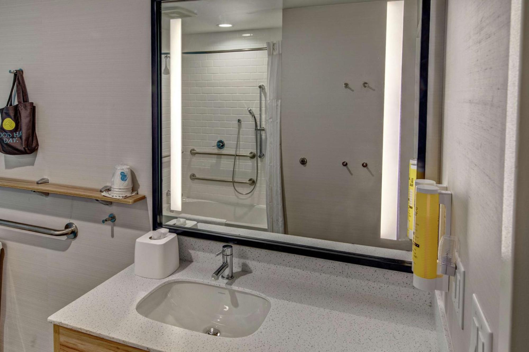 King Room with Accessible Tub - Mobility Access