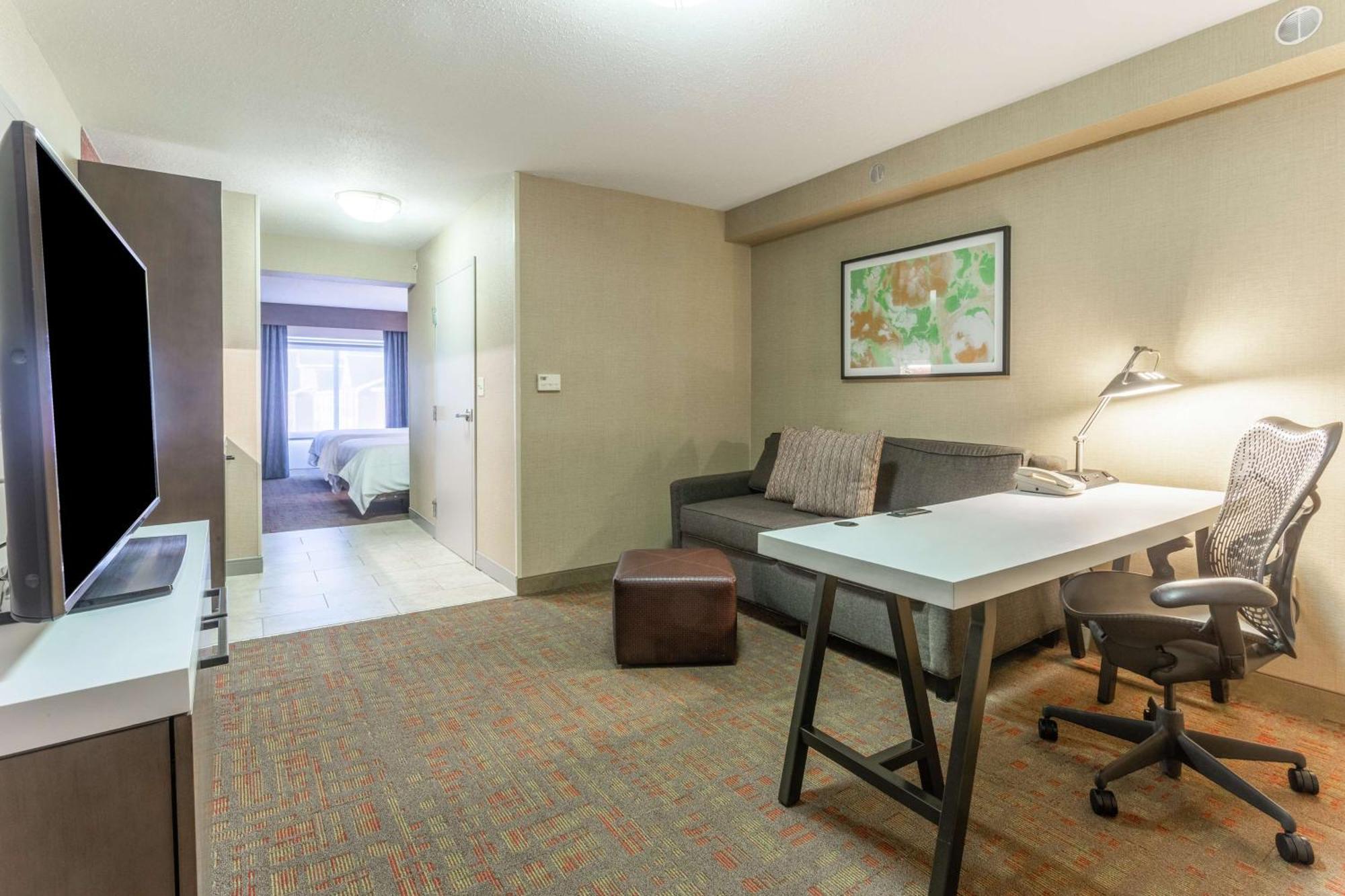One-Bedroom Queen Suite with Sofa Bed,1551309685:JPEG
