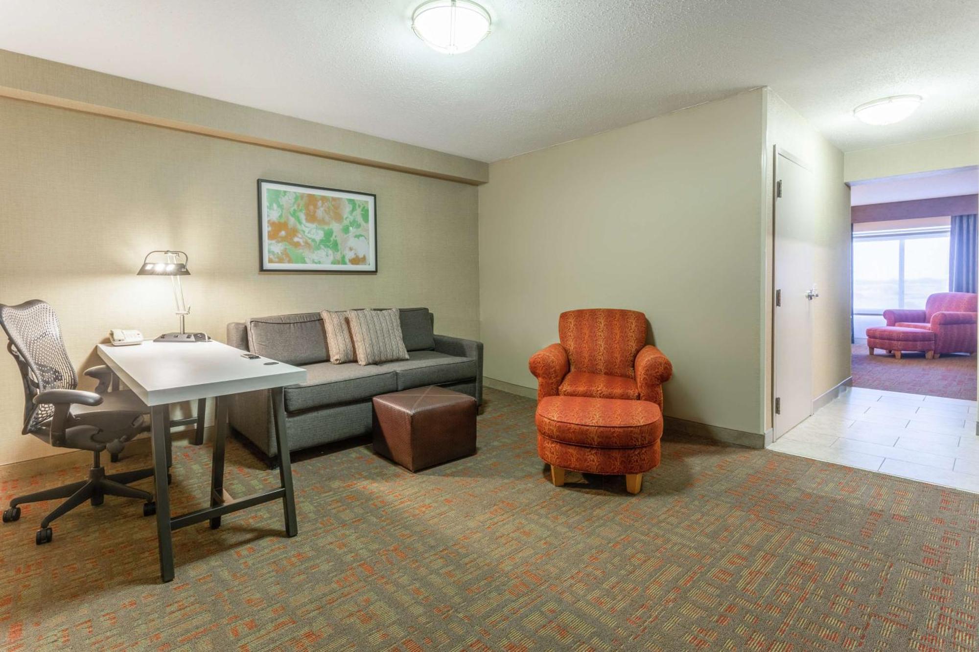 One-Bedroom King Suite with Roll-in Shower - Mobility Accessible,1551309727:JPEG