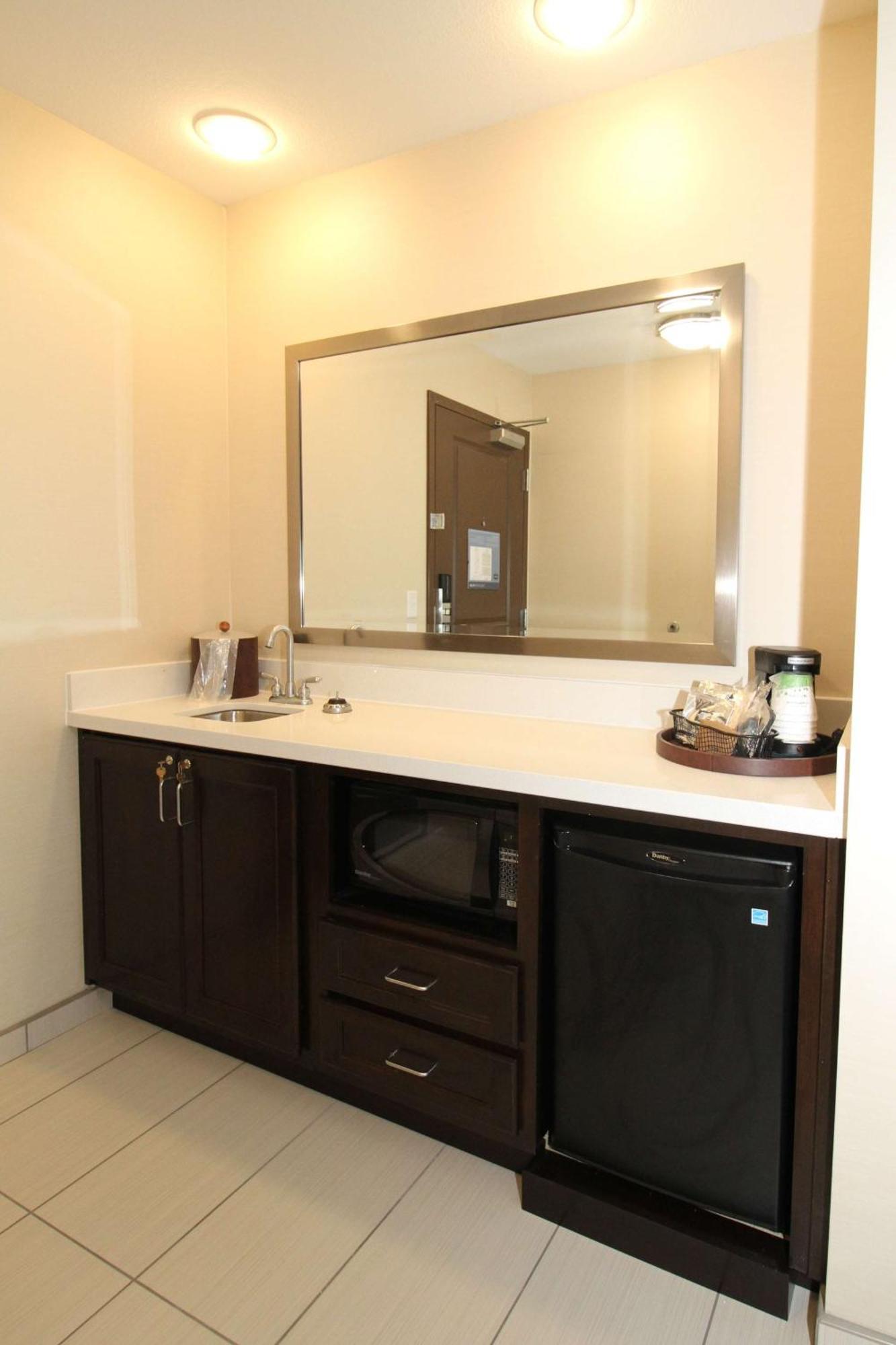 Queen Studio Suite with Two Queen Beds - Non-Smoking