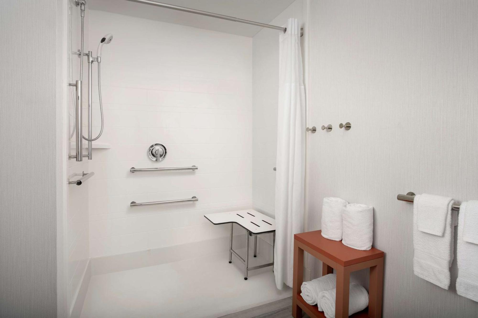 King Room with Accessible Tub - Mobility and Hearing Access/Non-Smoking
