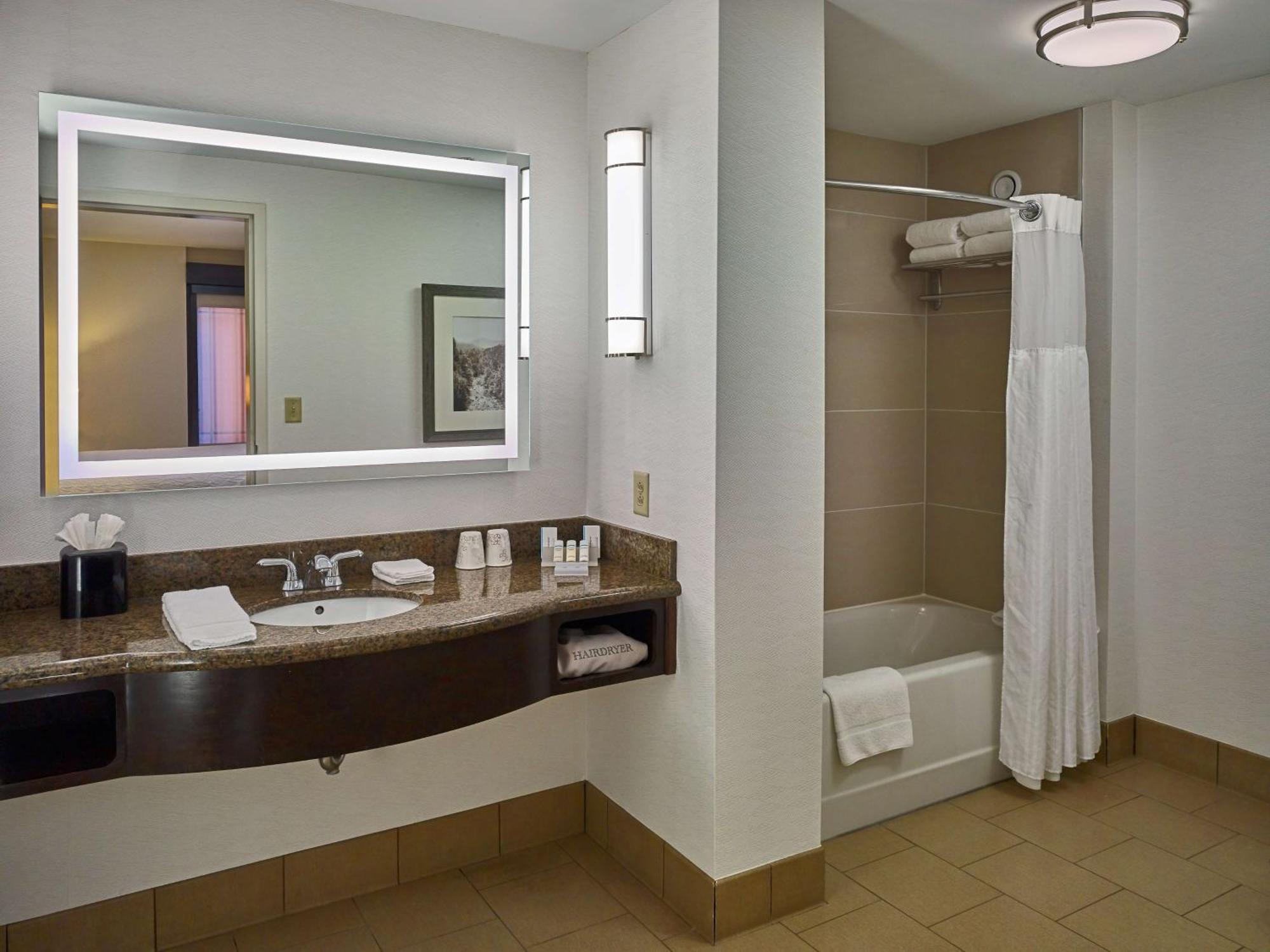 One-Bedroom King Suite Whirpool,1551382840:JPEG
