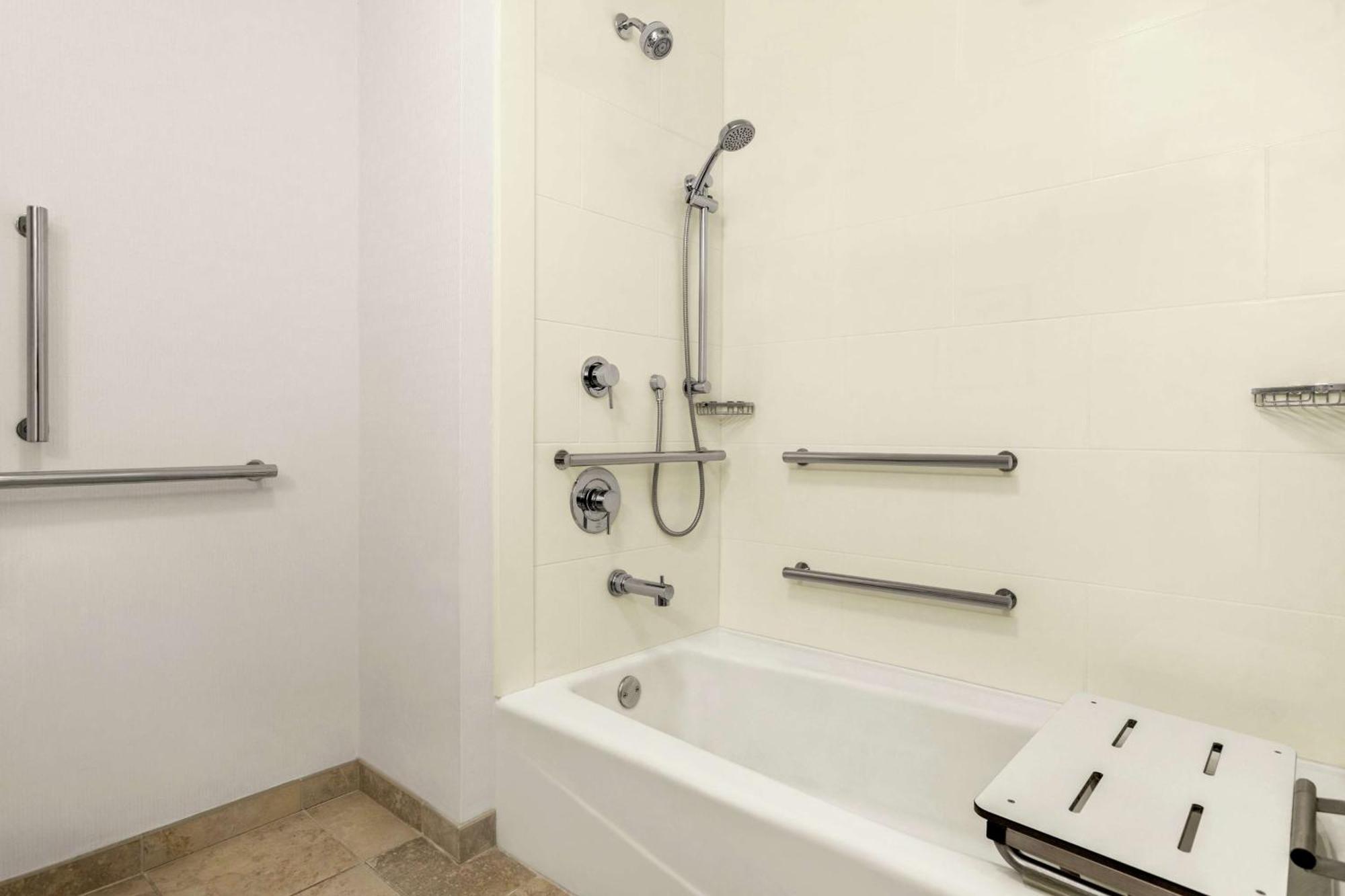Queen Room with Two Queen Beds - Mobility Access/Non-Smoking