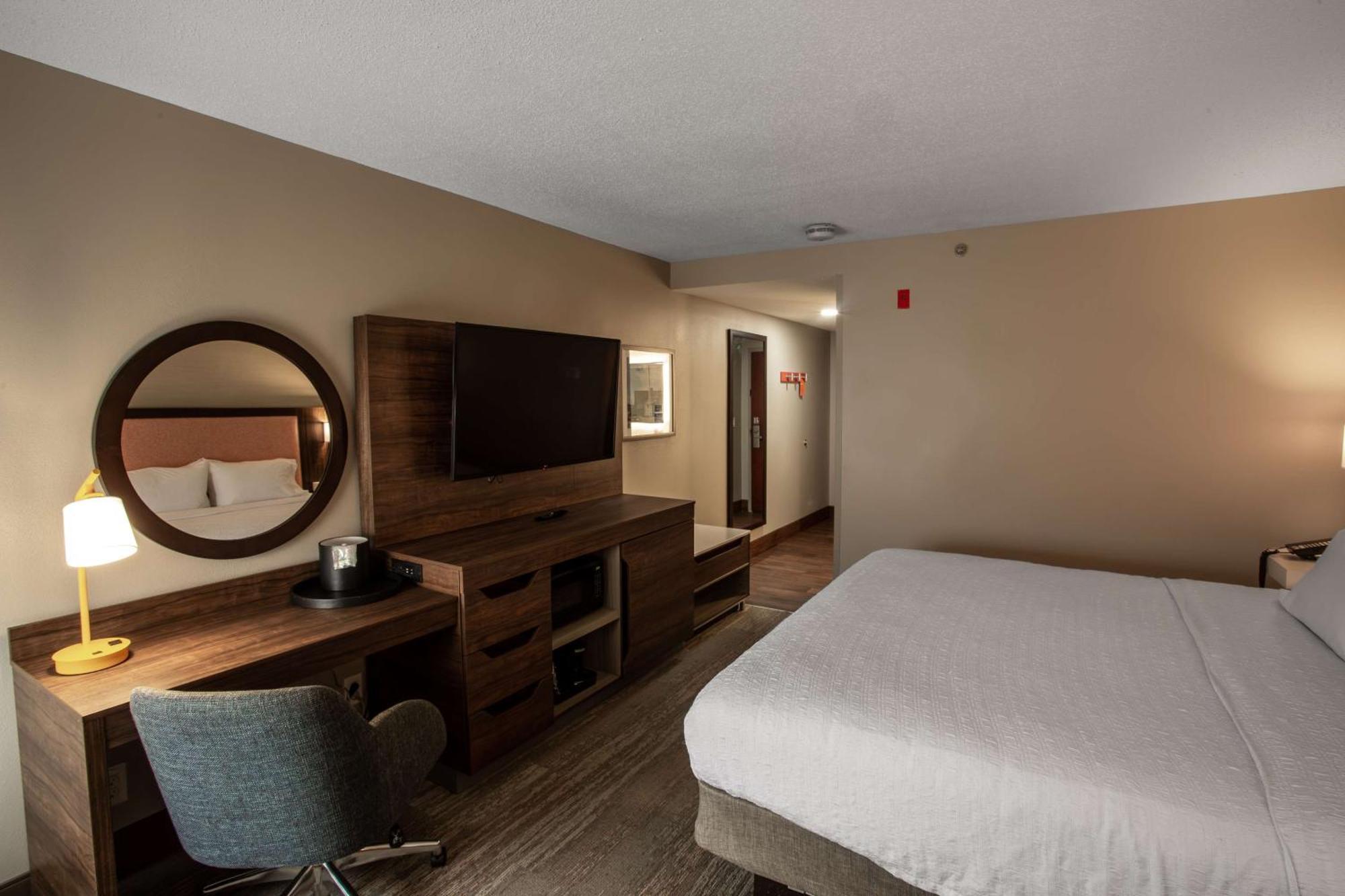 King Room with King Bed - Non-Smoking
