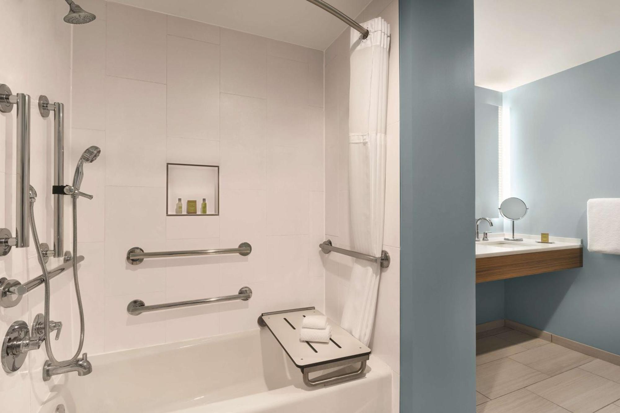 Zimmer mit Kingsize-Bett und Badewanne – barrierefrei
