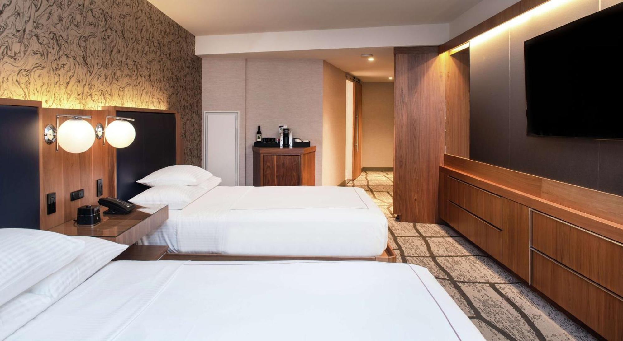 Deluxe Queen Kamer met 2 Queensize Bedden en Uitzicht op de Stad