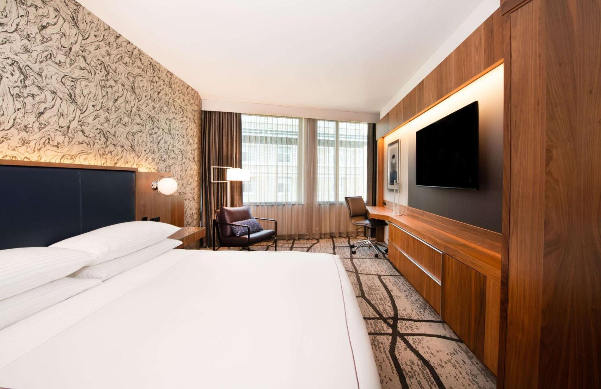 Hoekkamer met Kingsize Bed en Uitzicht op de Stad