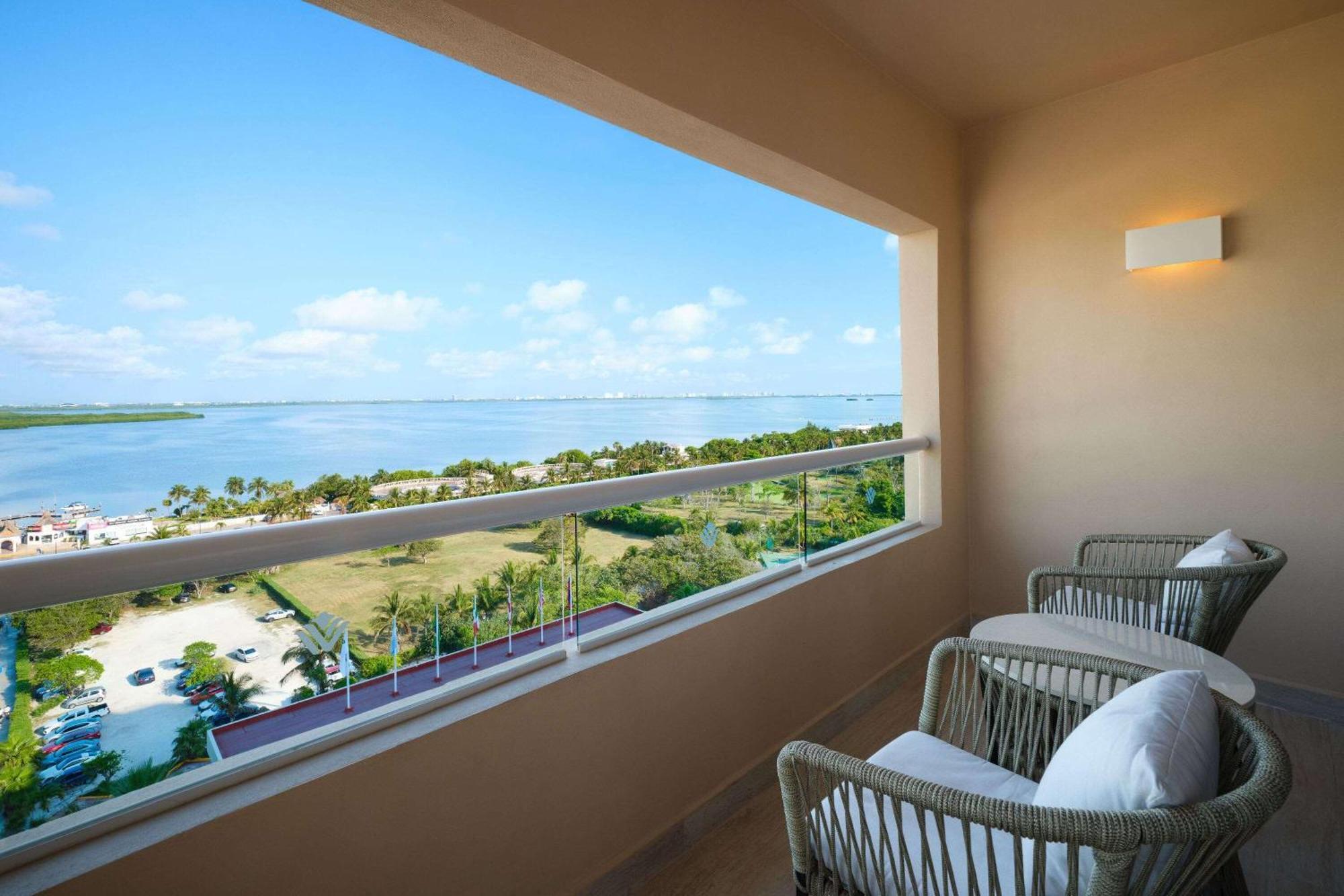 Superior King Room with Lagoon View - Non-Smoking
