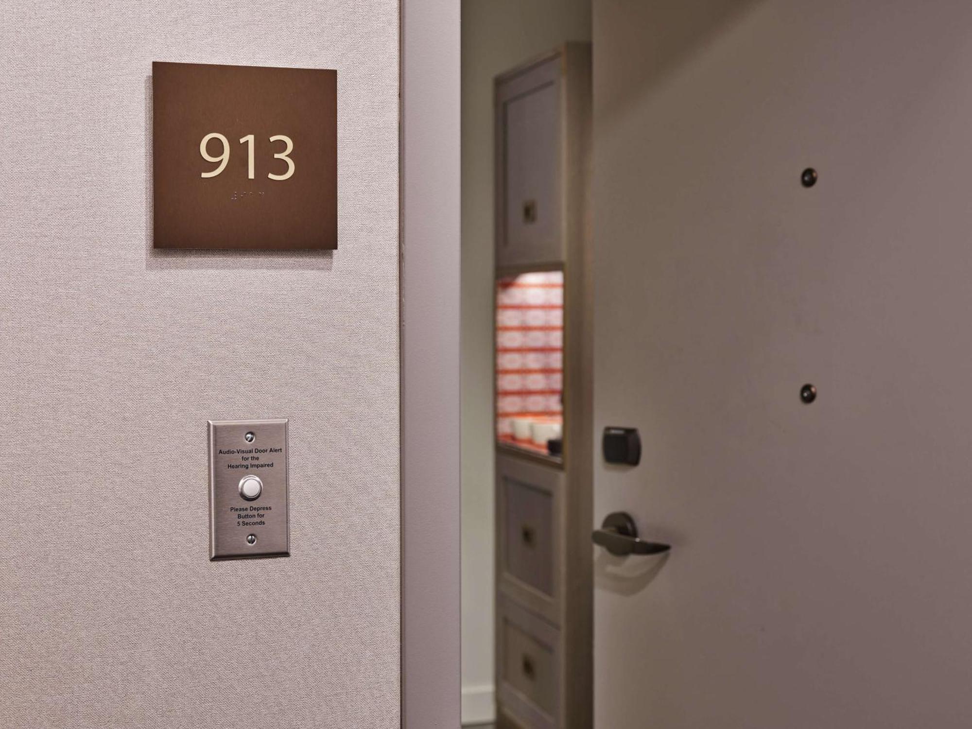 Queen Room Two Queen Beds Hearing Access
