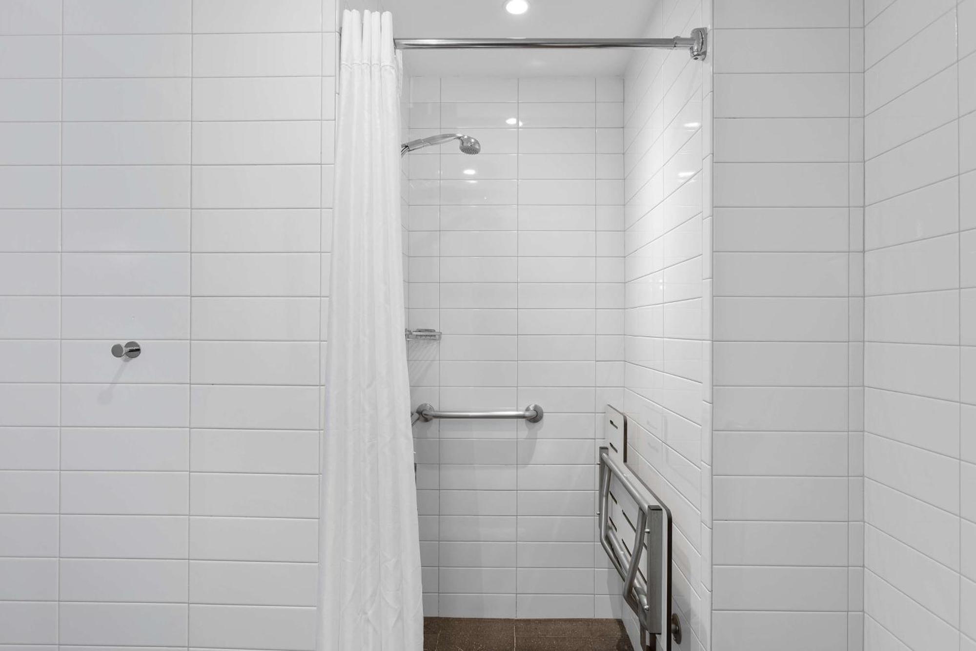 Quarto com 2 Camas de Solteiro e Beliche - Acessível para Hóspedes com Mobilidade Reduzida
