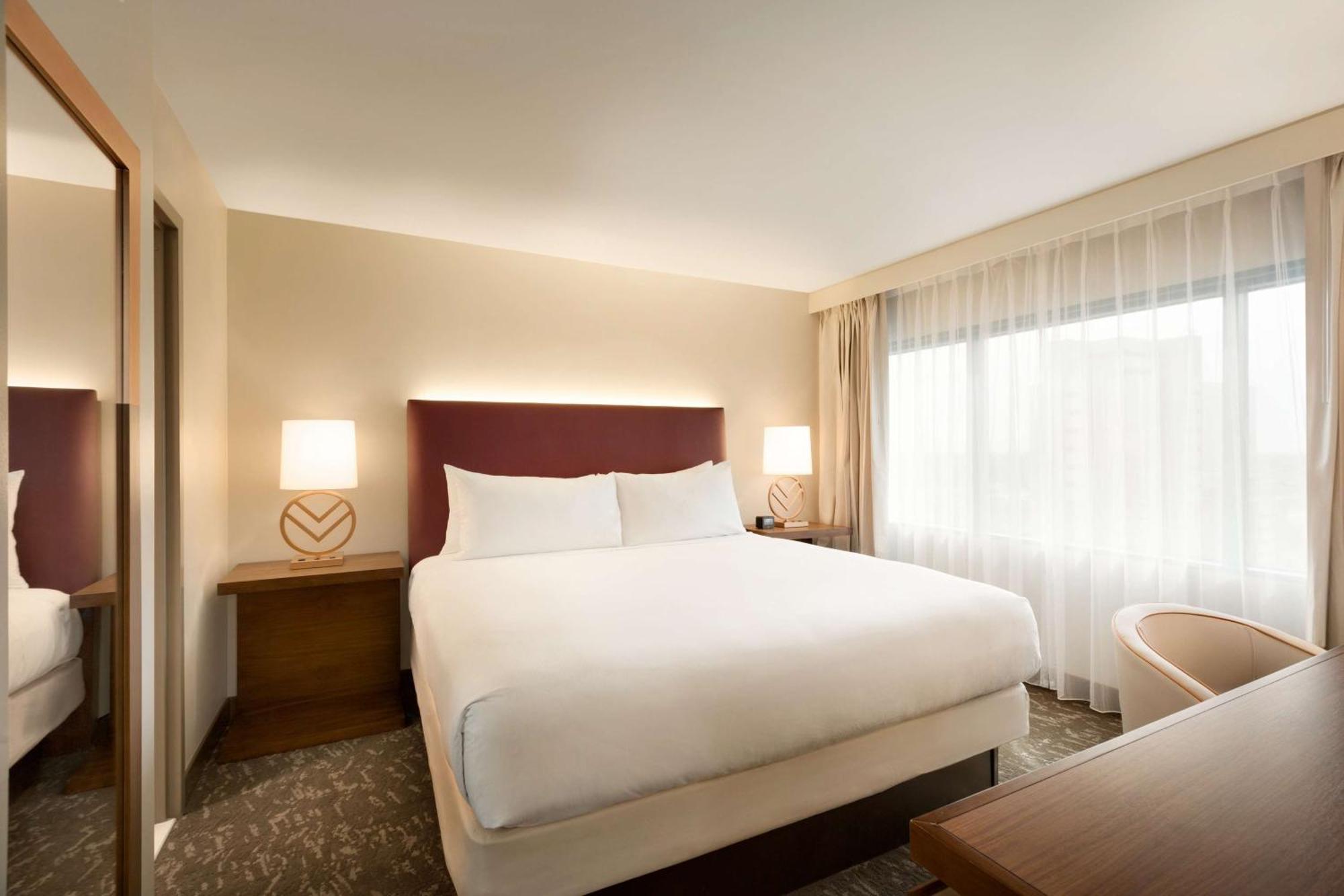One-Bedroom King Conference Suite,1552141855:JPEG