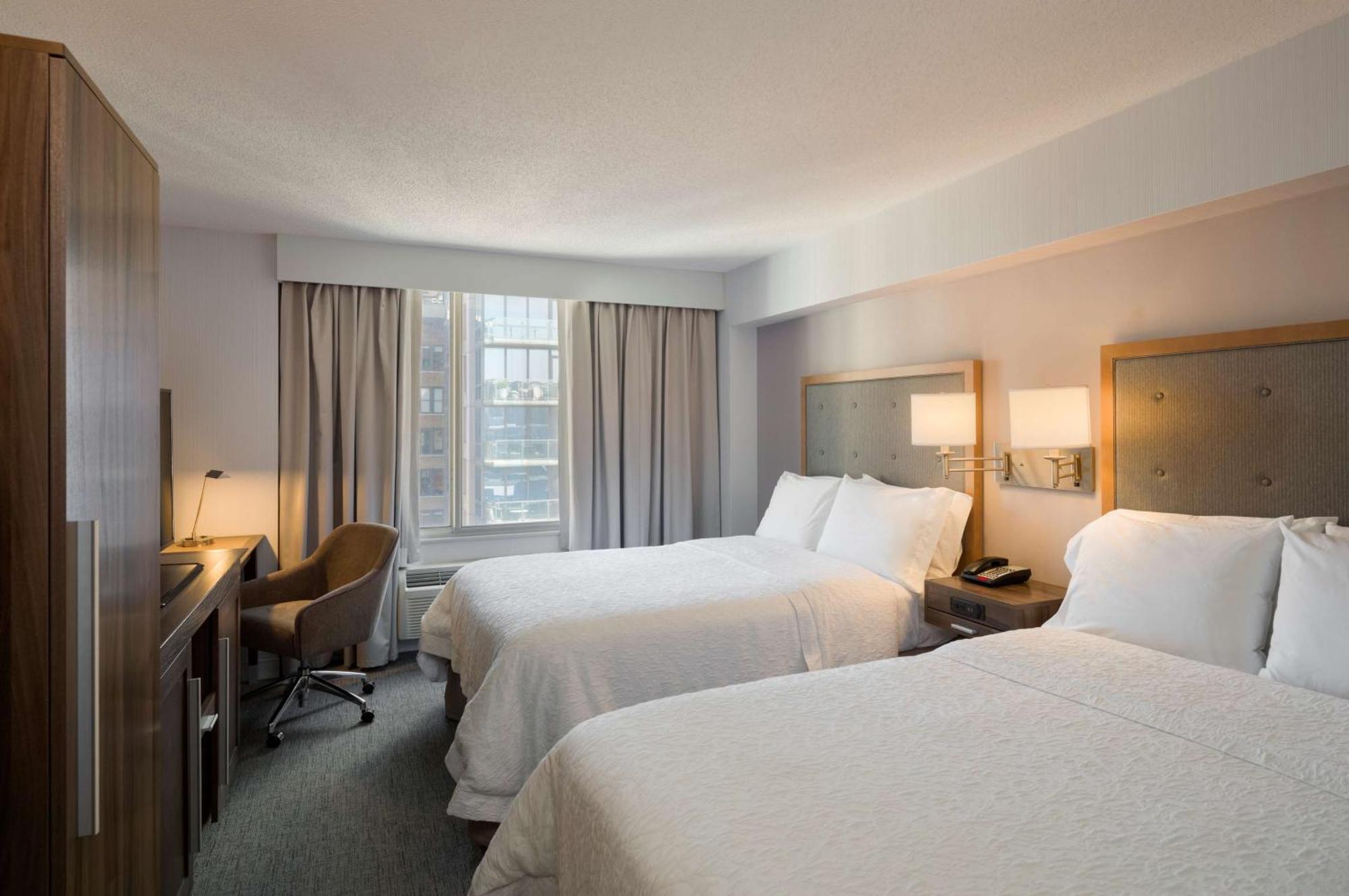 Quarto Queen com 2 Camas Queen-size e Vista Cidade