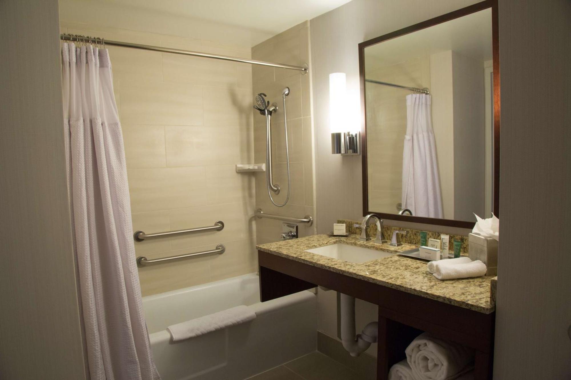 Queen Room Bath Tub Mobility Access
