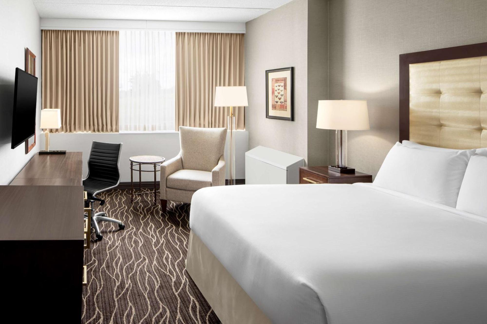 Queen Room Bath Tub Mobility Access