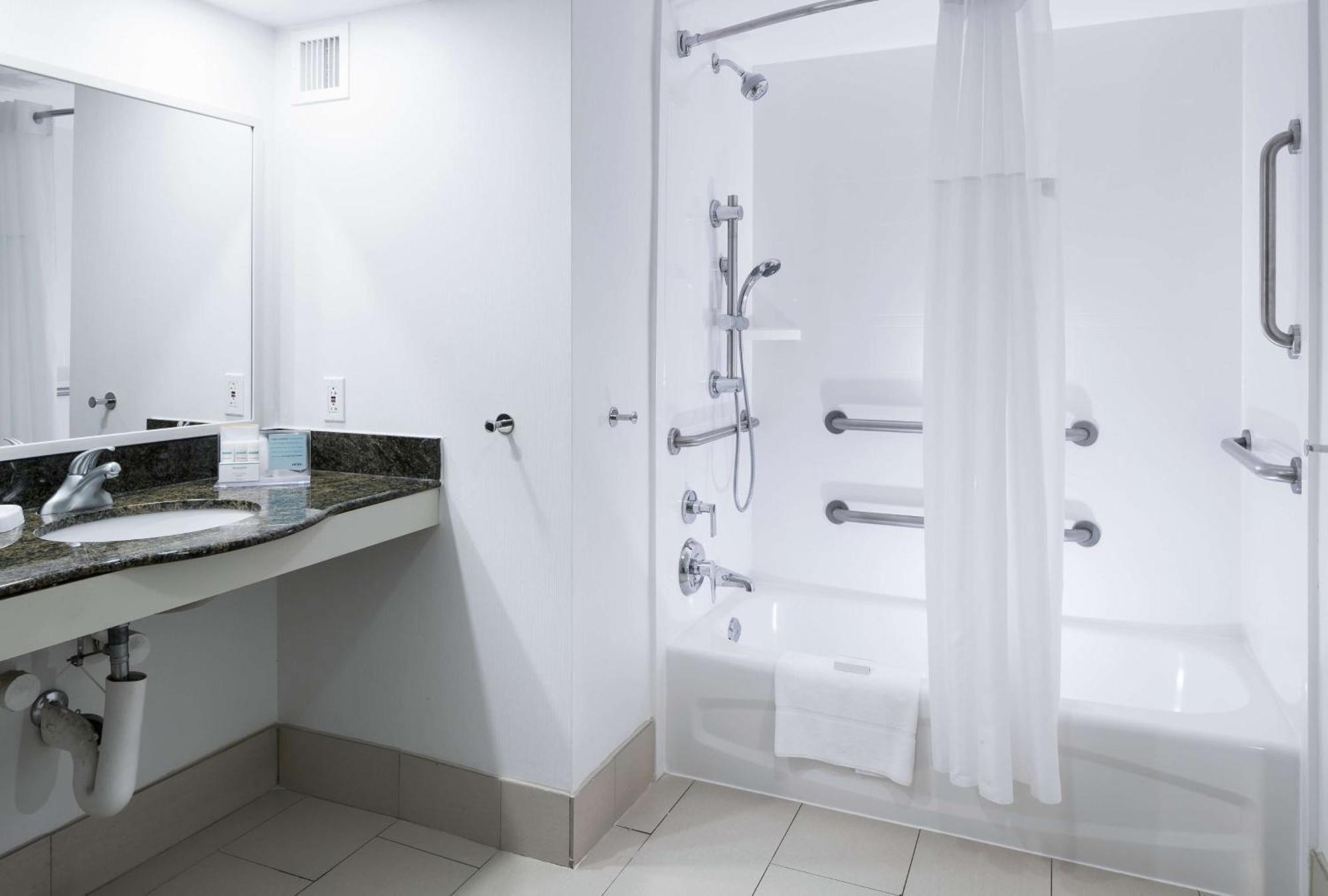 King Room Mobility or Hearing Accessible Bathtub