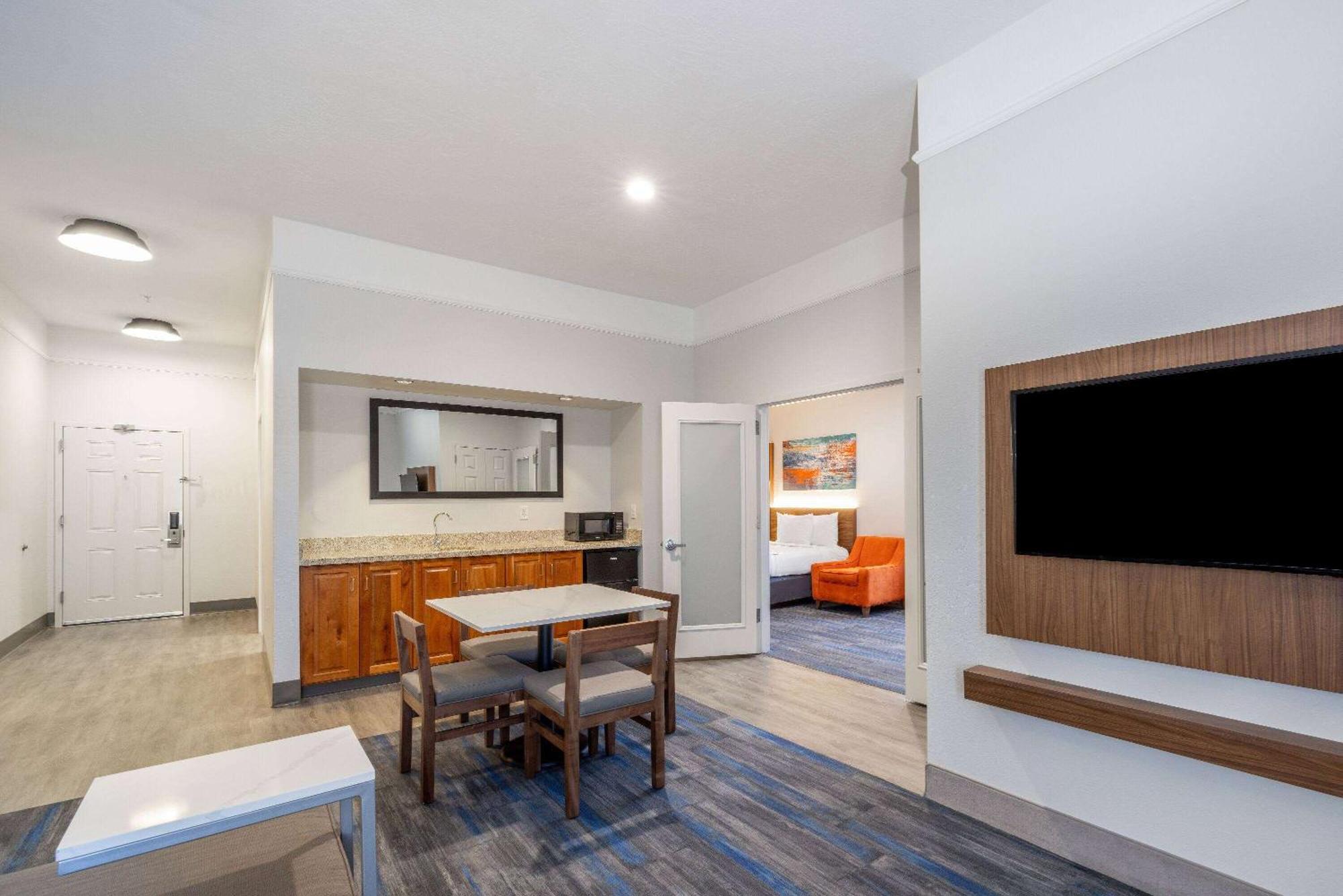 2 Queen Beds, One Bedroom, Premier Suite, Pool View, Non-Smoking