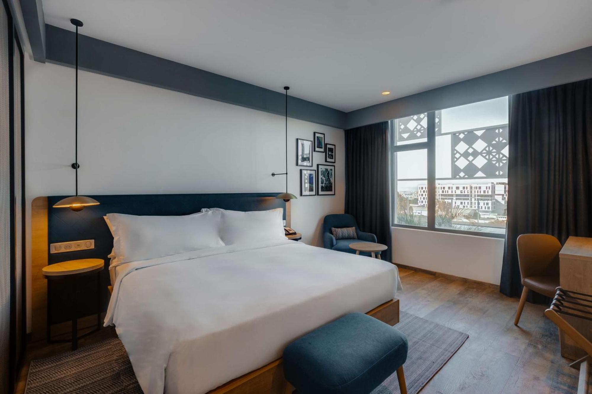 Zimmer mit Kingsize-Bett und Aussicht