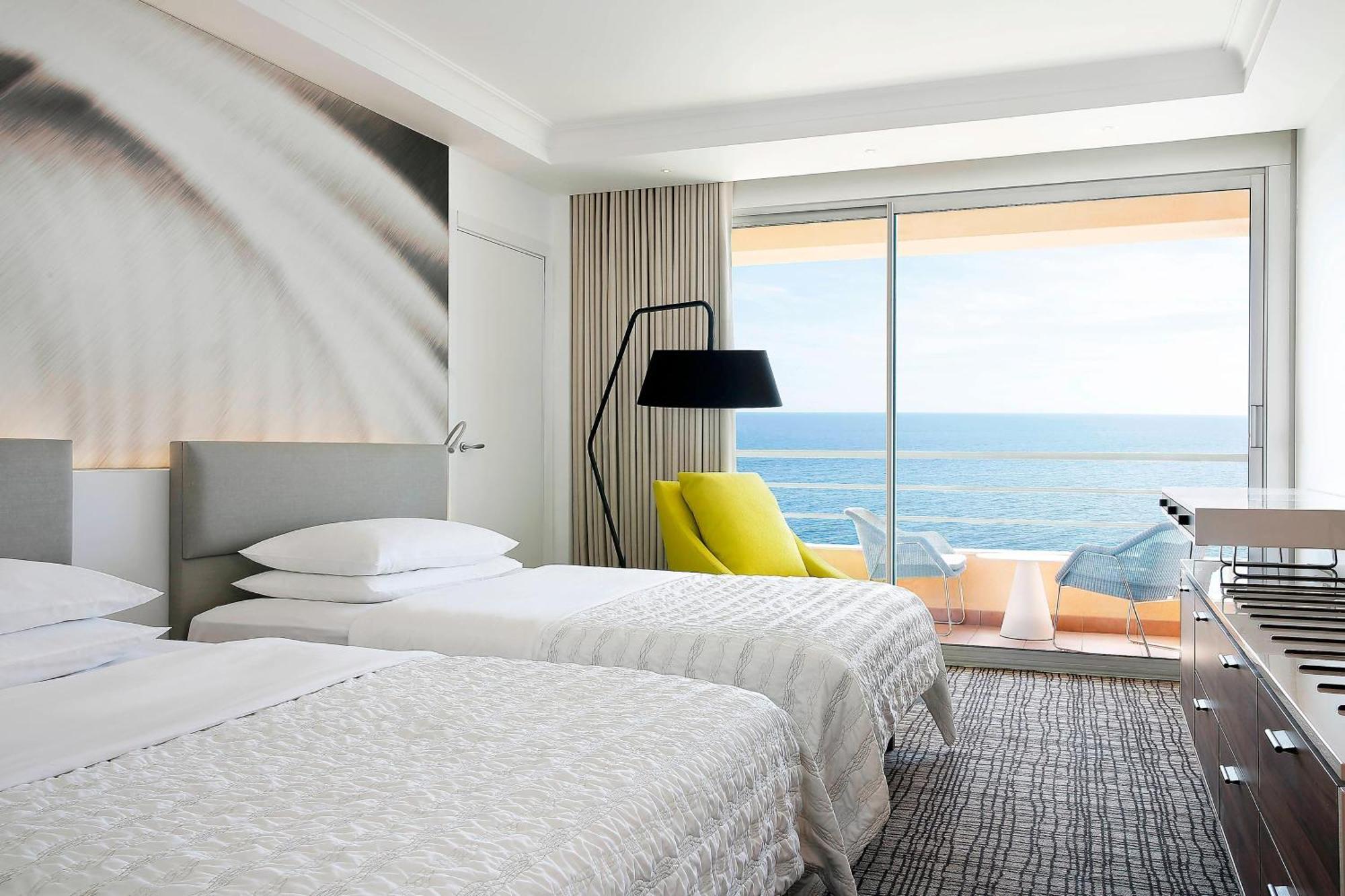 Premium Doppelzimmer mit 2 Doppelbetten und Balkon – seitlicher Meerblick