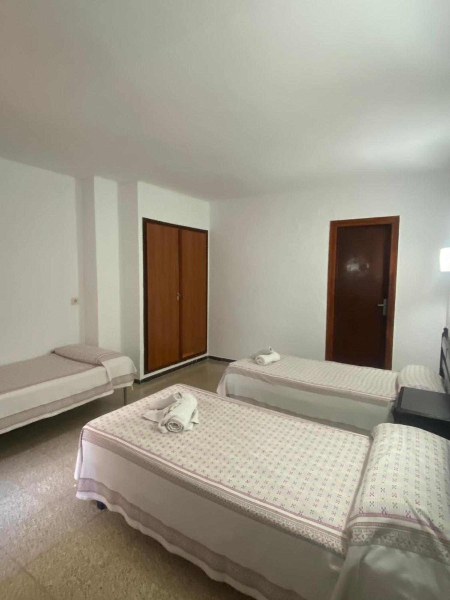 Tweepersoonskamer met 2 Aparte Bedden en een Extra Bed