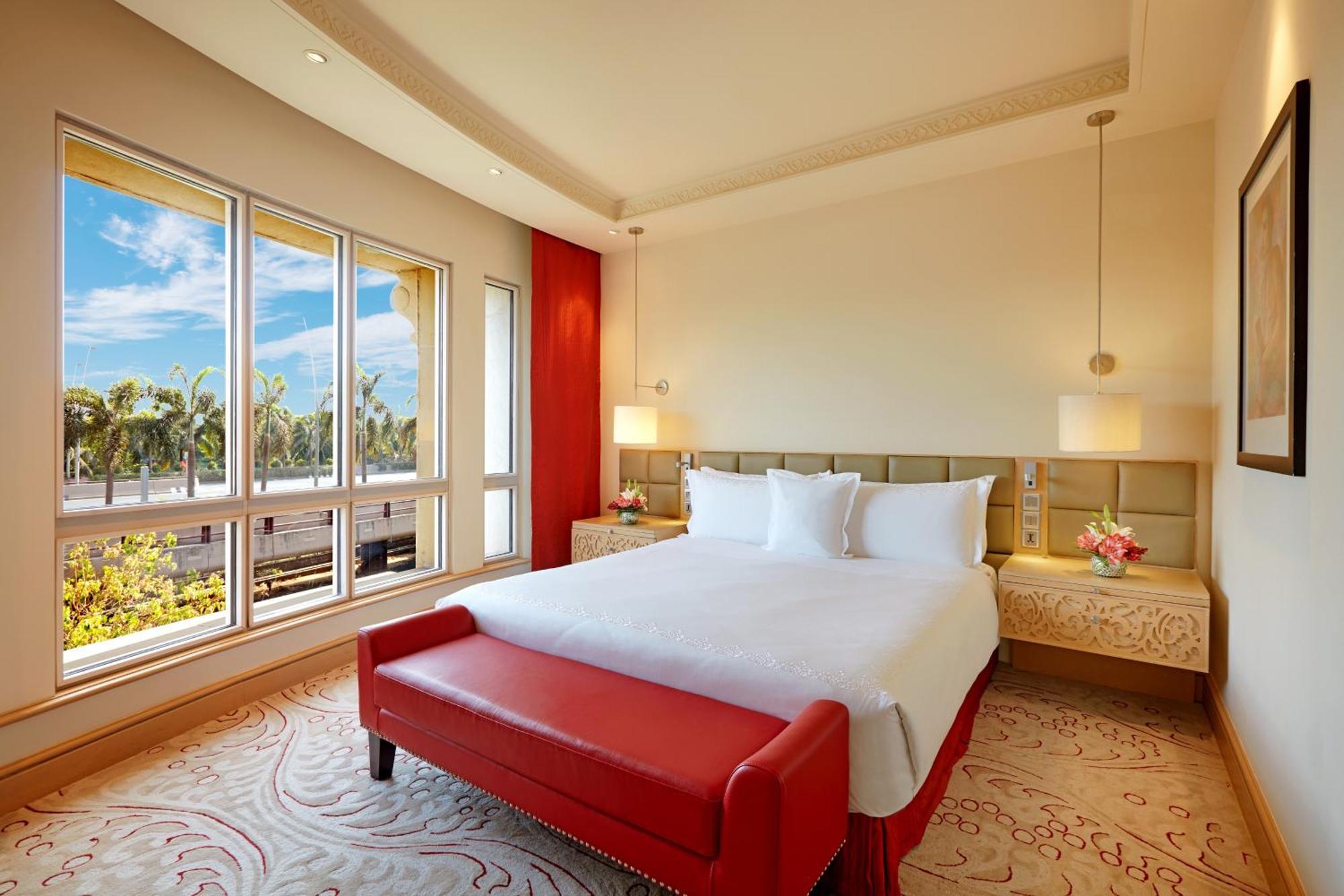 Deluxe King Suite  - Club Lounge Access, Airport pickup, Butler service