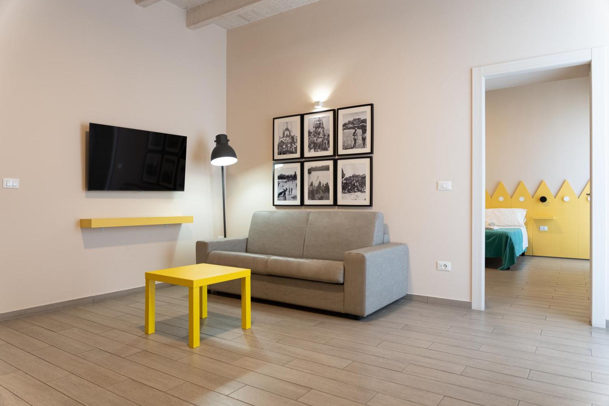Family Room with Private Bathroom,1430116717:JPEG