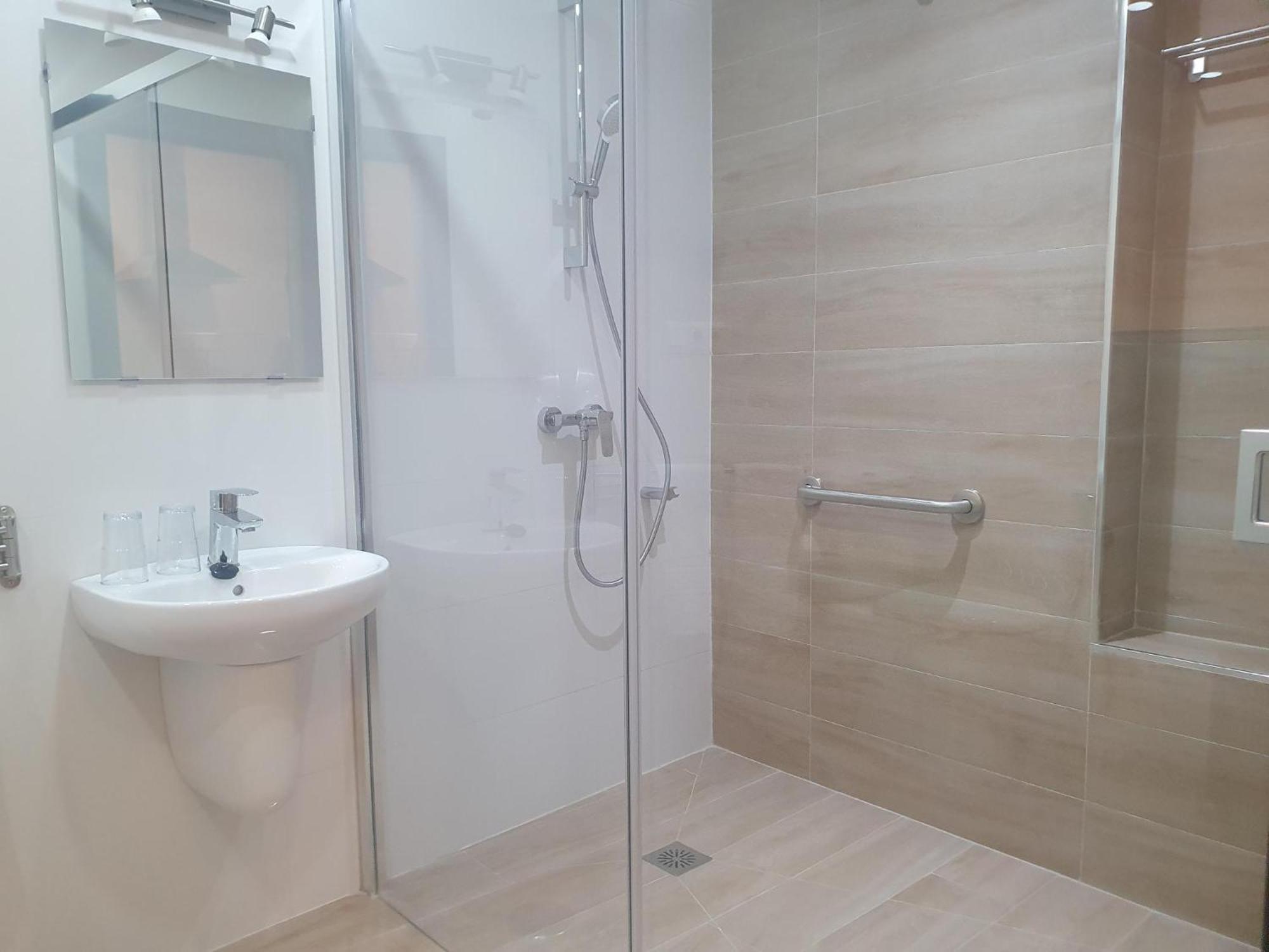 Zweibettzimmer mit Küche