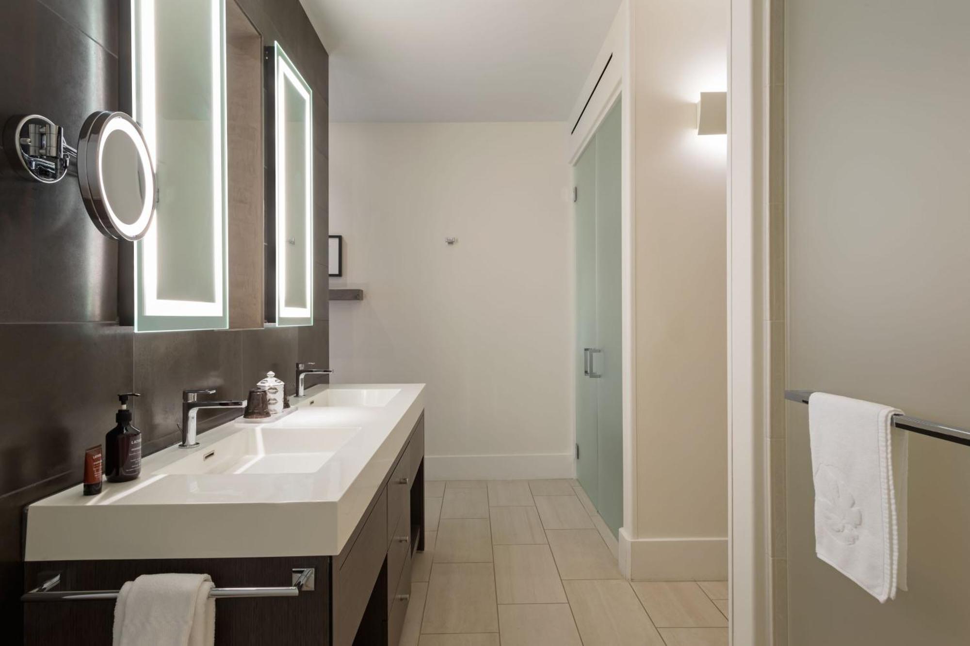 Queen Room with City View - Hearing Accessible