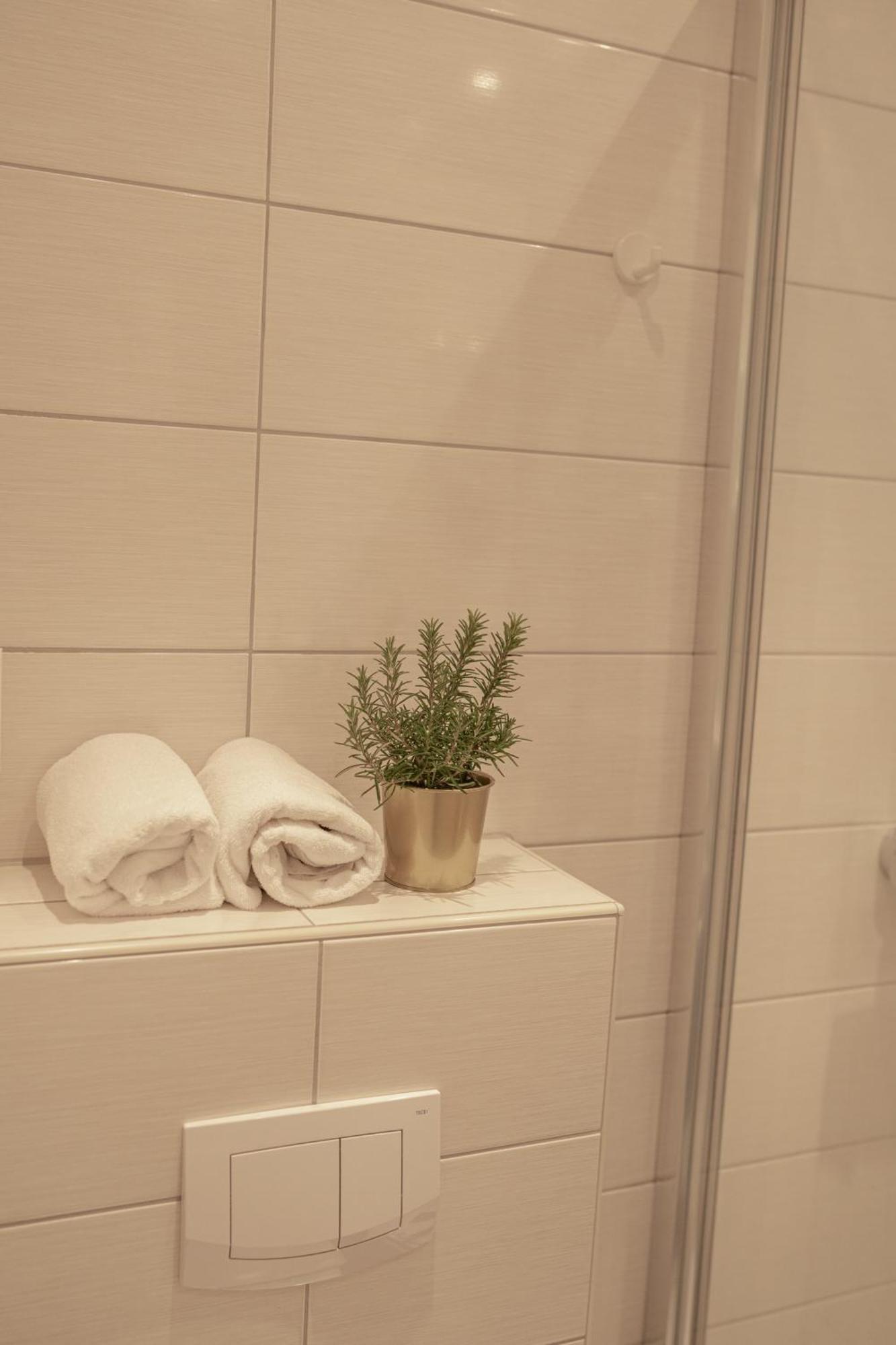 Standard Twin Room,1555883722:JPEG