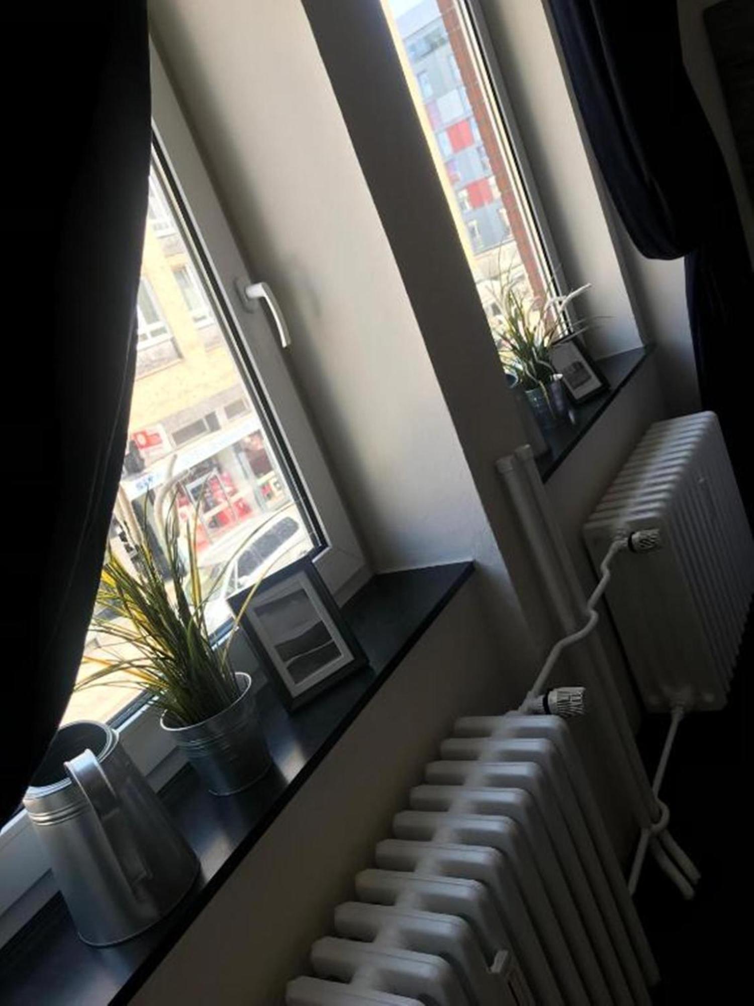 Deze driepersoonskamer heeft een gedeelde badkamer.